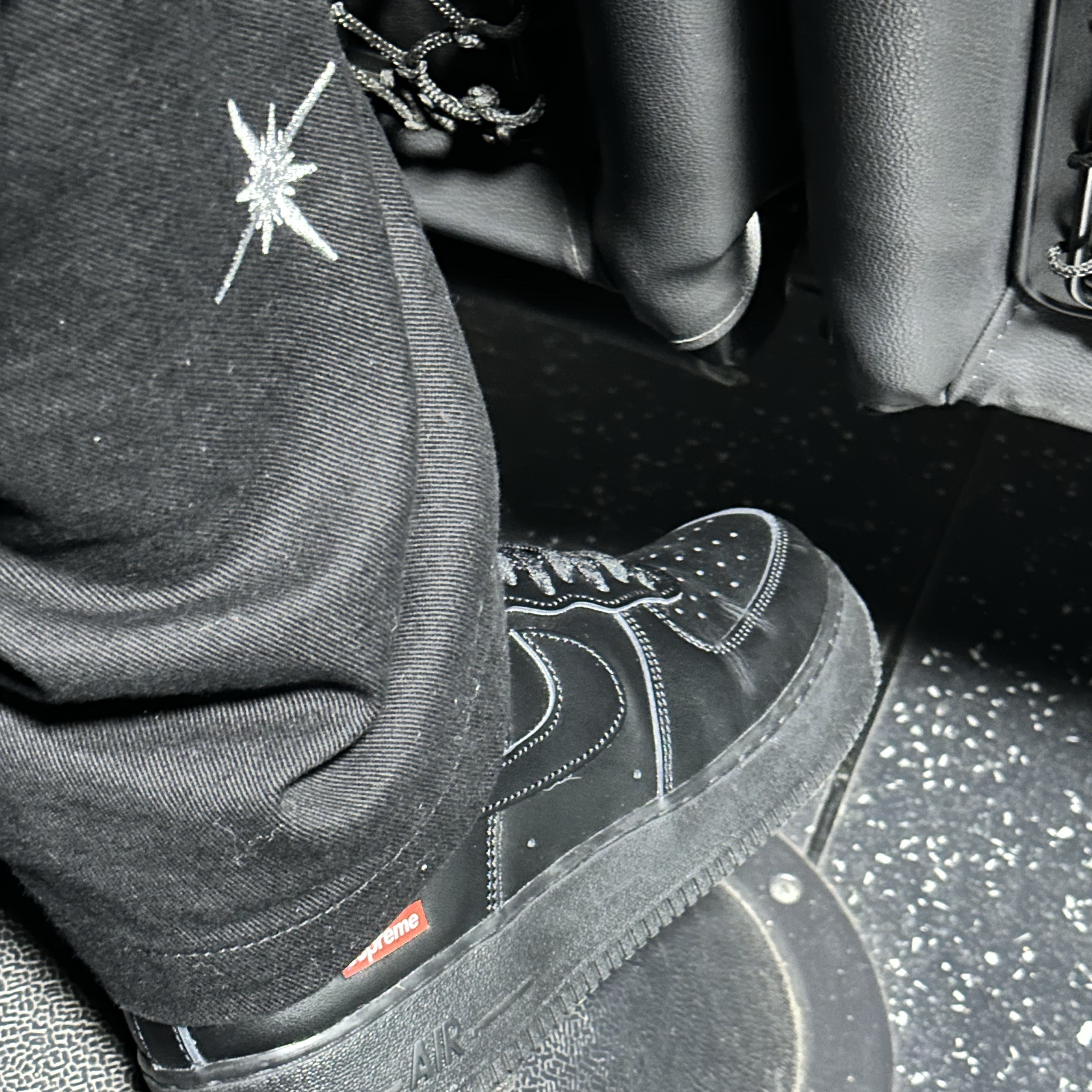 Nike x Supreme Air Force 1 Low Black, Nike x Supreme Air Force 1 Low White 착용 스타일 - 3