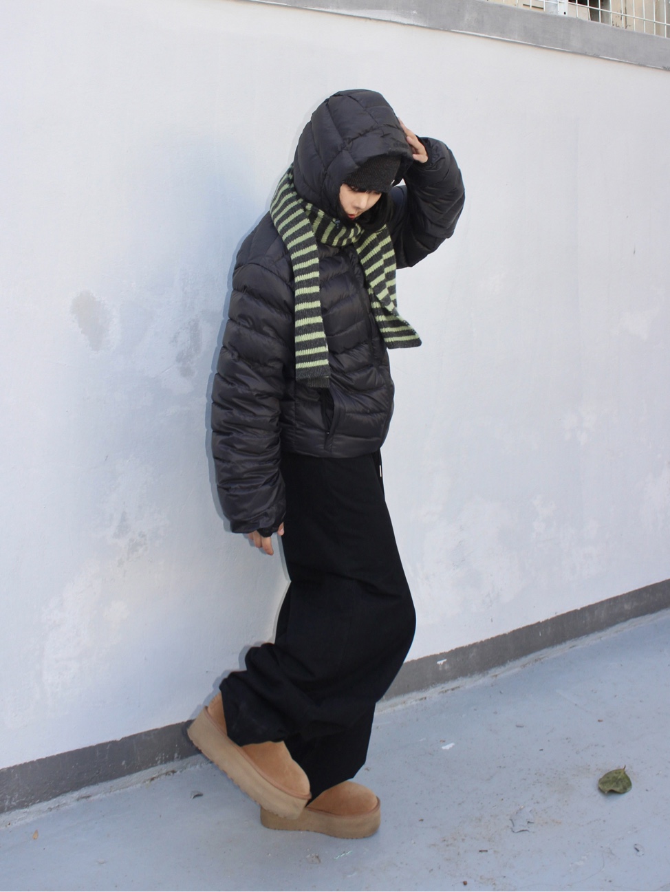 QT8 GARMENTS Duck Down Lightweight Jacket Black 착용 스타일 - 3