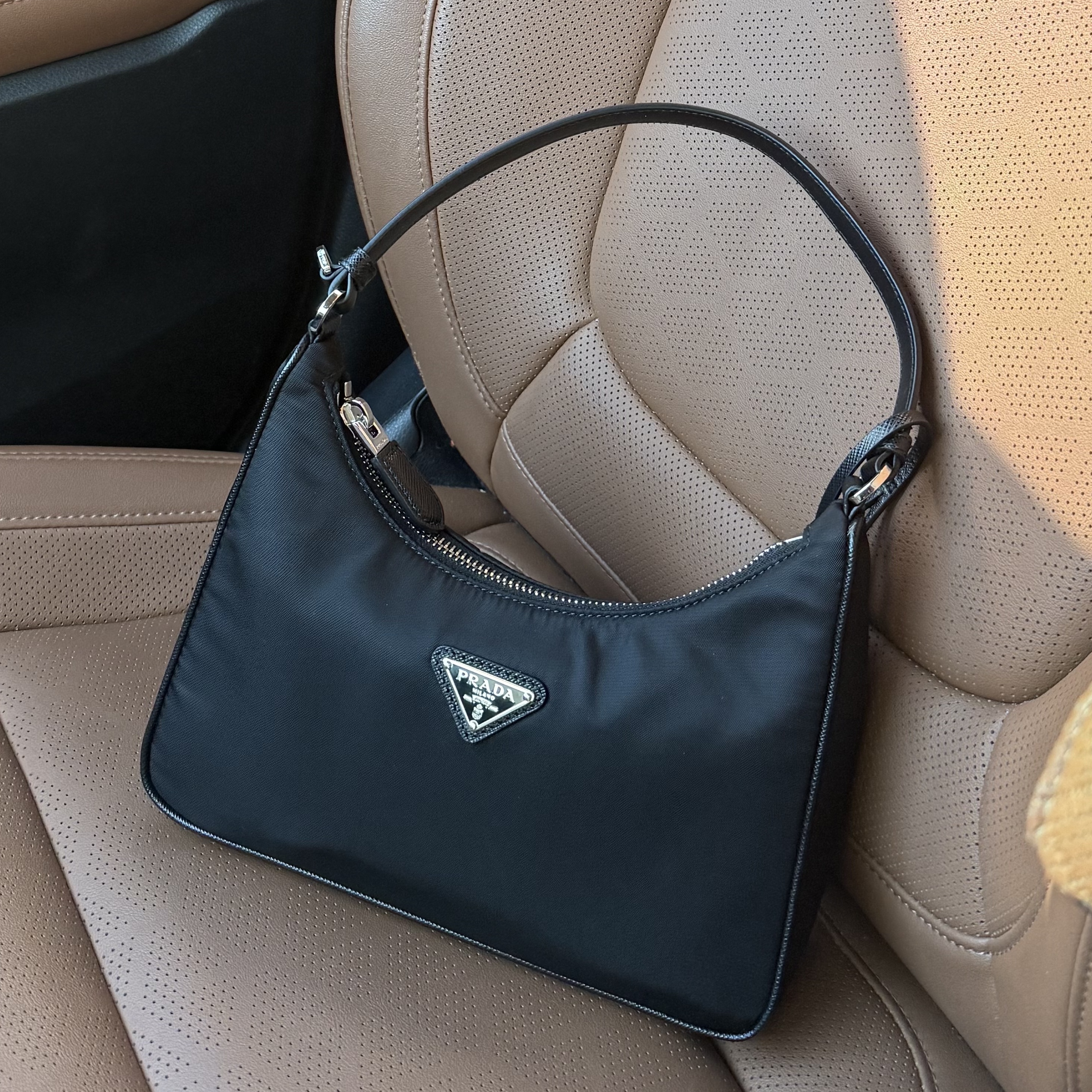 Prada Re-Edition 2005 Re-Nylon and Saffiano Mini Bag Black 착용 스타일