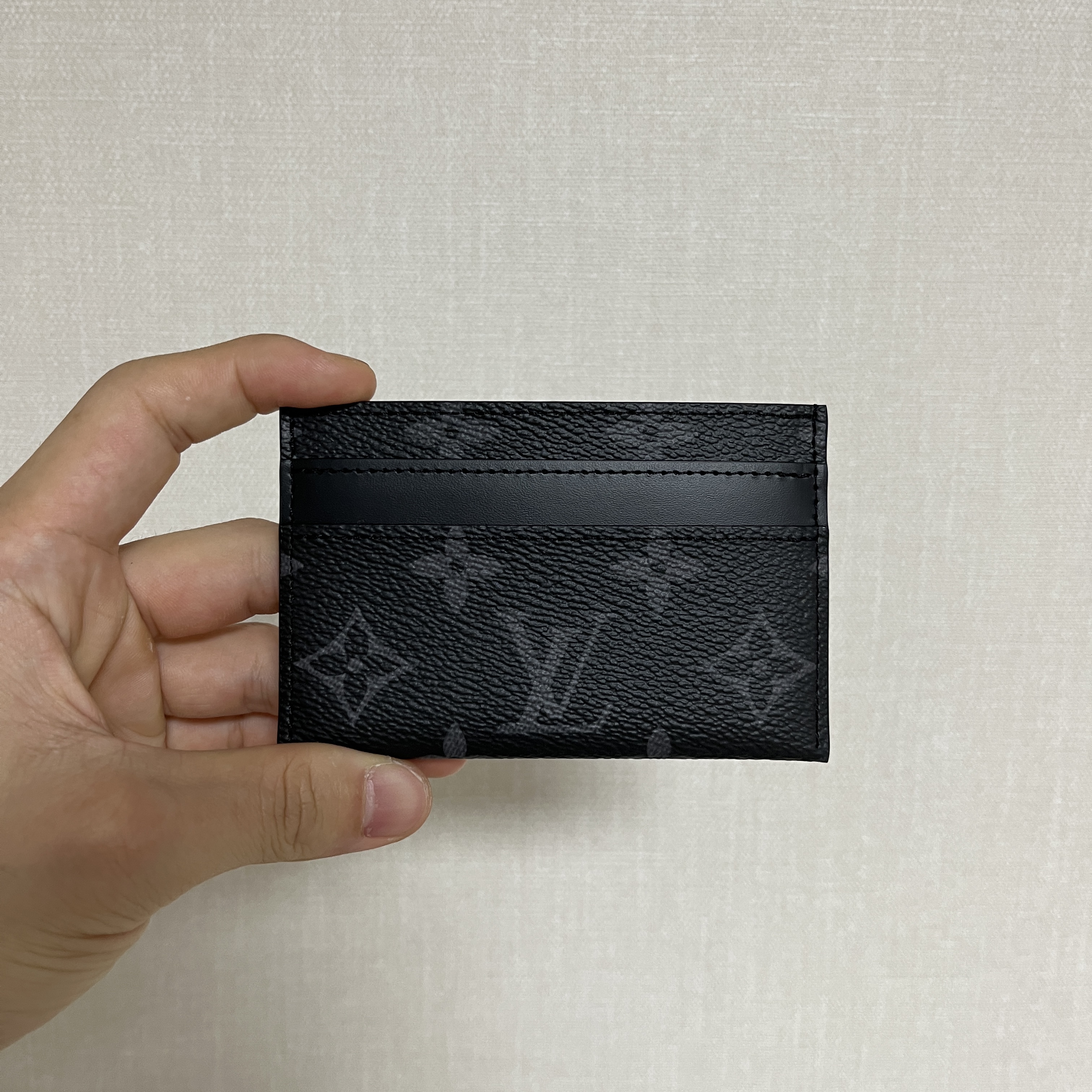 Louis Vuitton Double Card Holder Monogram Eclipse 착용 스타일