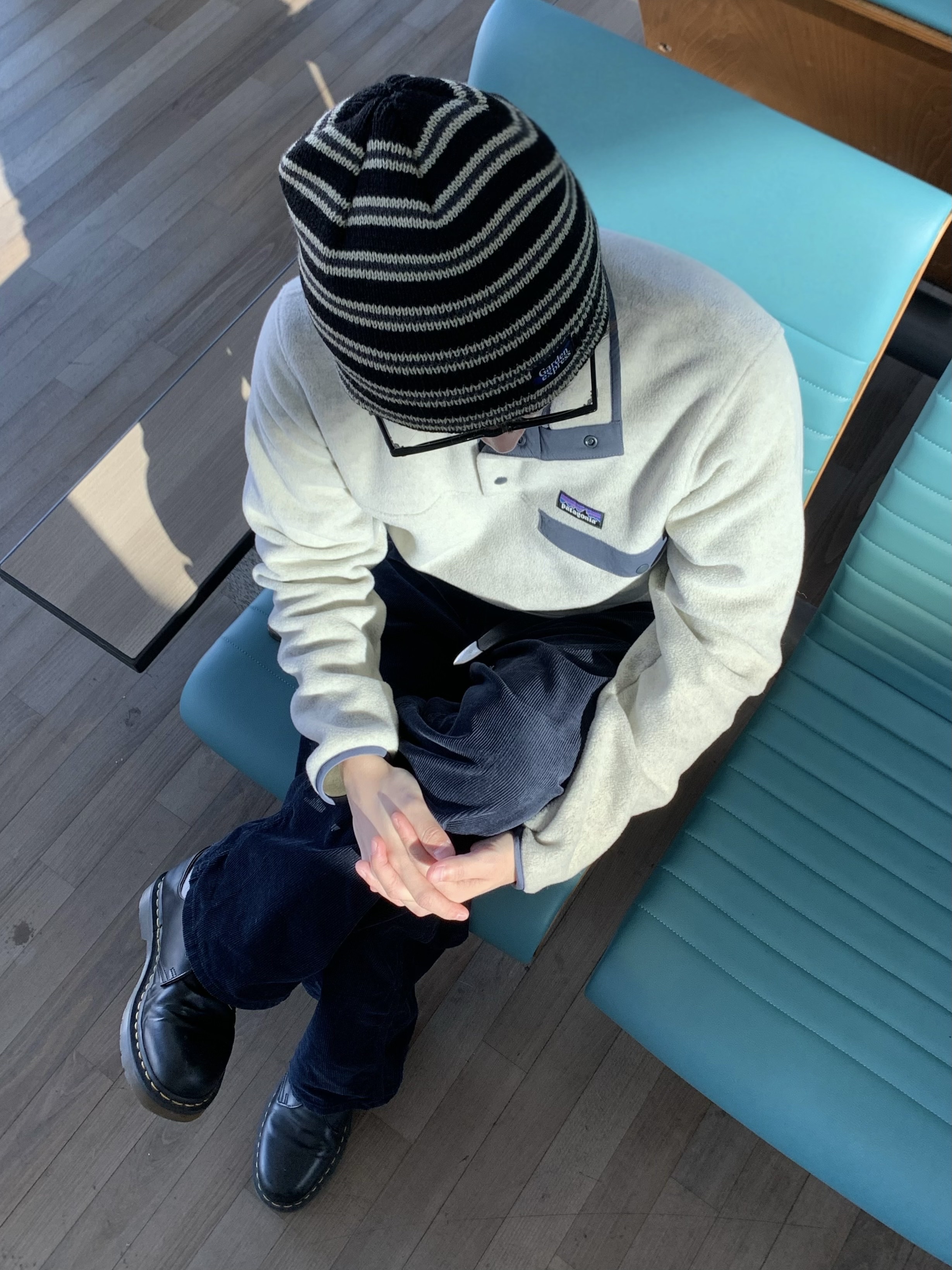 Patagonia Lightweight Synchilla Snap-T Fleece Pullover Oatmeal Heather/Smolder Blue/New Navy, Dr. Martens 1461 Smooth Black 착용 스타일 - 1