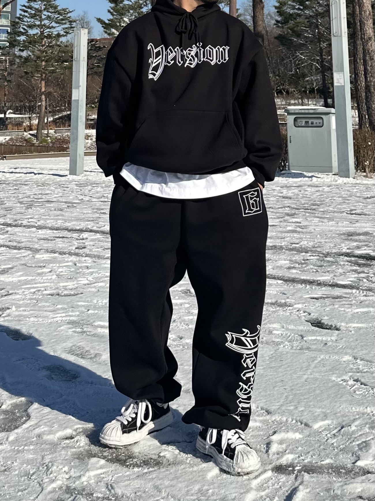 Stussy Basic Cuff Beanie Black, Maison Mihara Yasuhiro Blakey OG Sole Canvas Low-top Sneakers Black White 착용 스타일 - 3