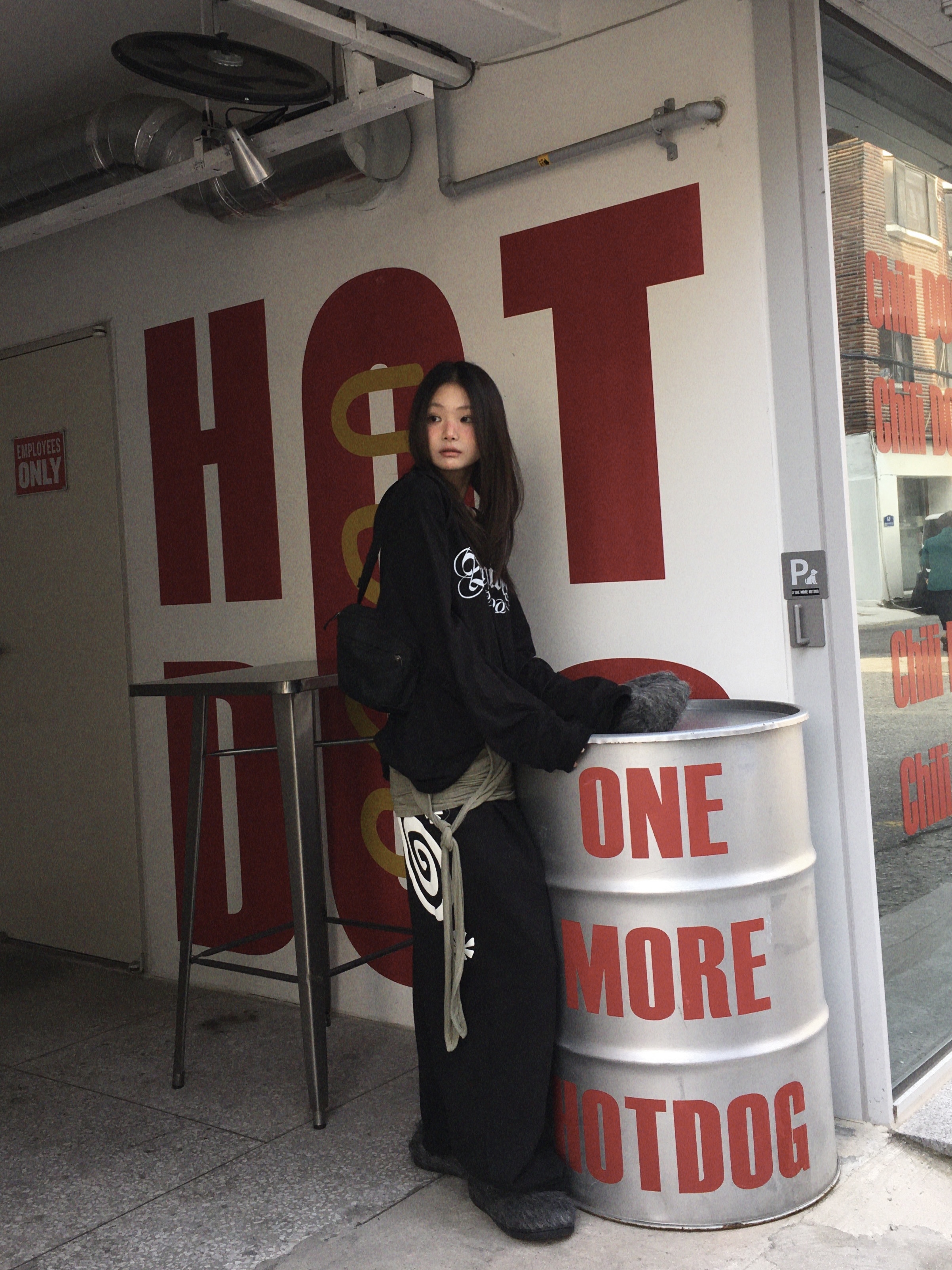 AMOU Molly One Tuck Sweat Pants Black 착용 스타일 - 7