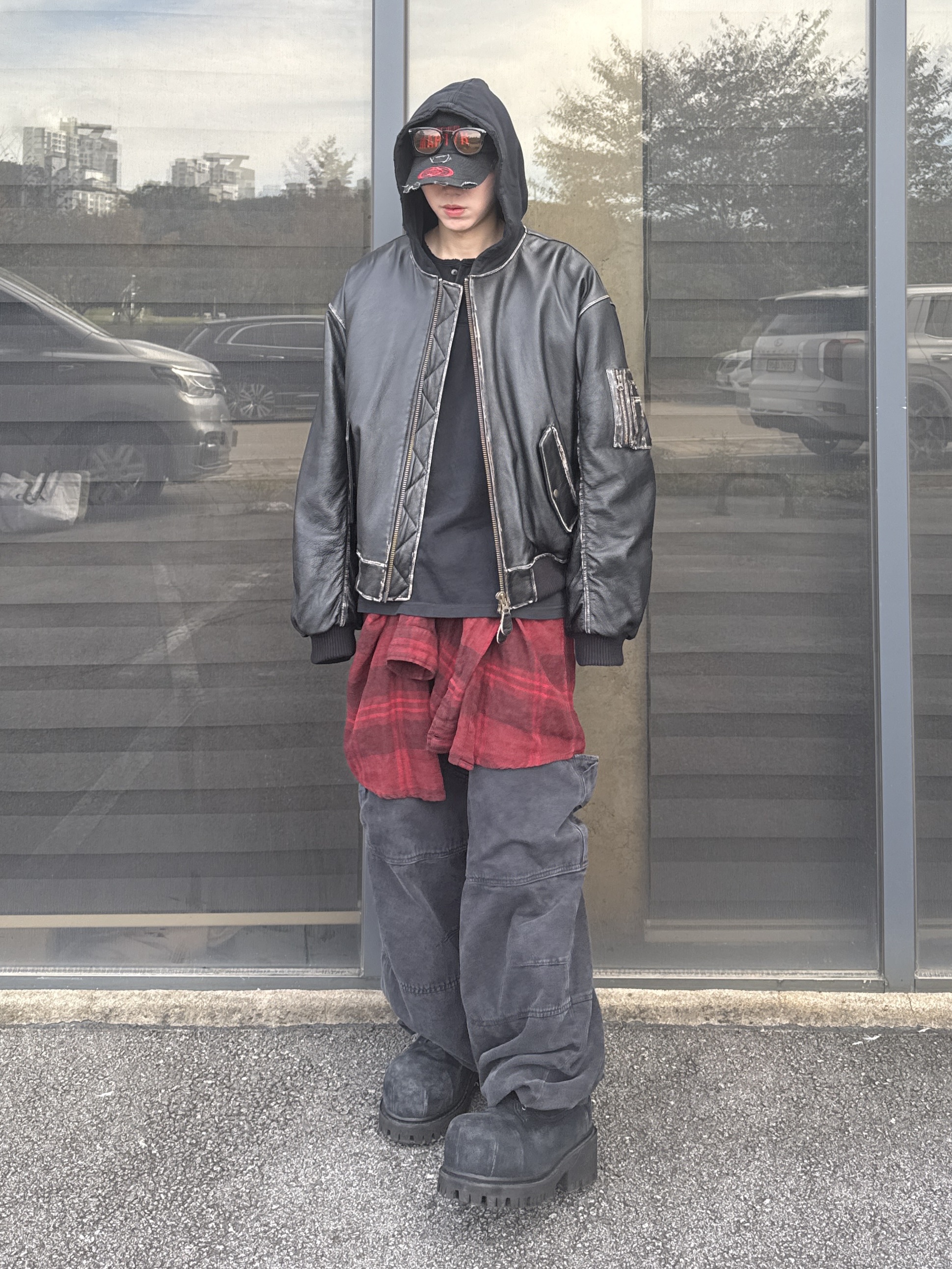 Undermycar Burok Vintage Cowhide Oversized Bomber Antique Bronze - 23FW, Balenciaga Stomper Bootie Black 착용 스타일 - 7