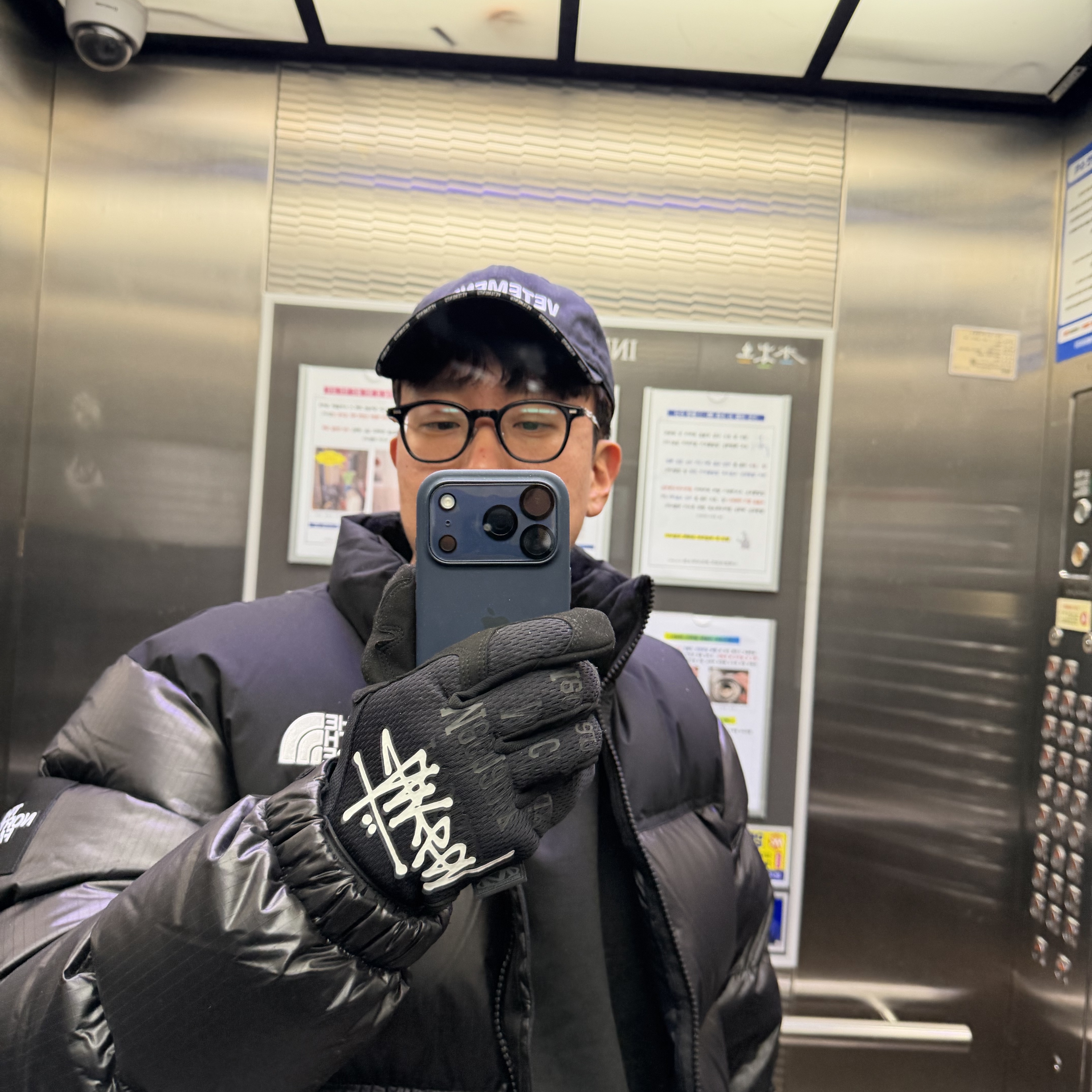Stussy Mechanix Gloves Black, The North Face White Label Novelty Nuptse RDS Down Jacket Black 착용 스타일