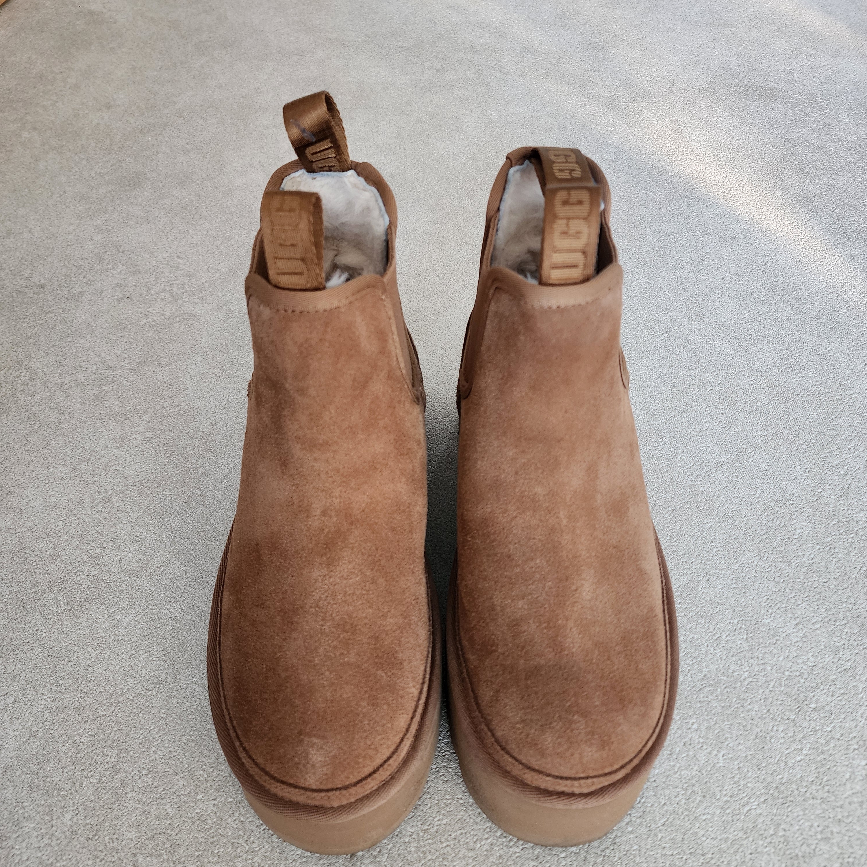 (W) UGG Neumel Platform Chelsea Boots Chestnut 착용 스타일 - 2