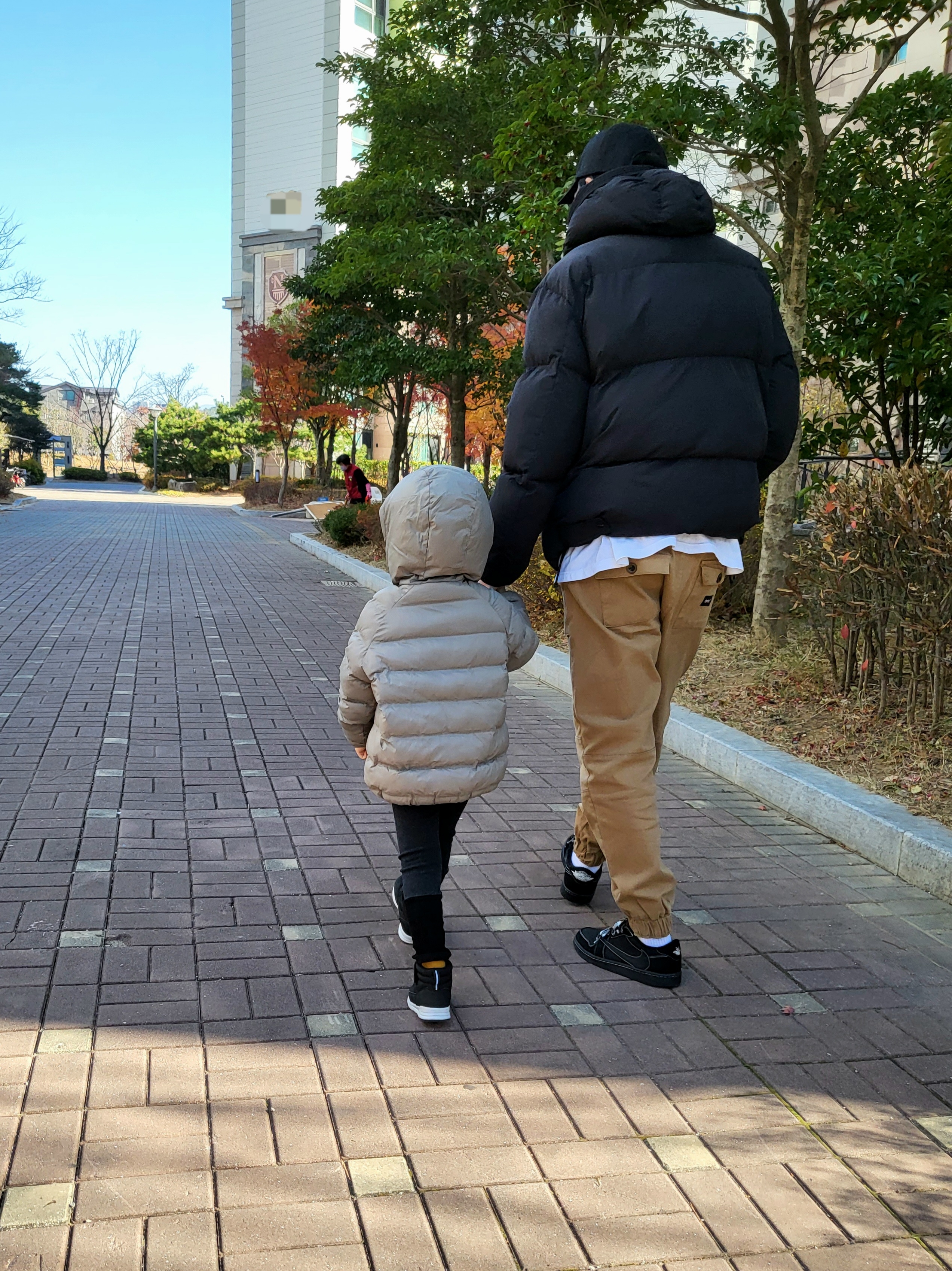 Diesel Polygiene Viraloff Puffer Jacket Black, Jordan 1 x Travis Scott Retro Low OG SP Black Phantom 착용 스타일