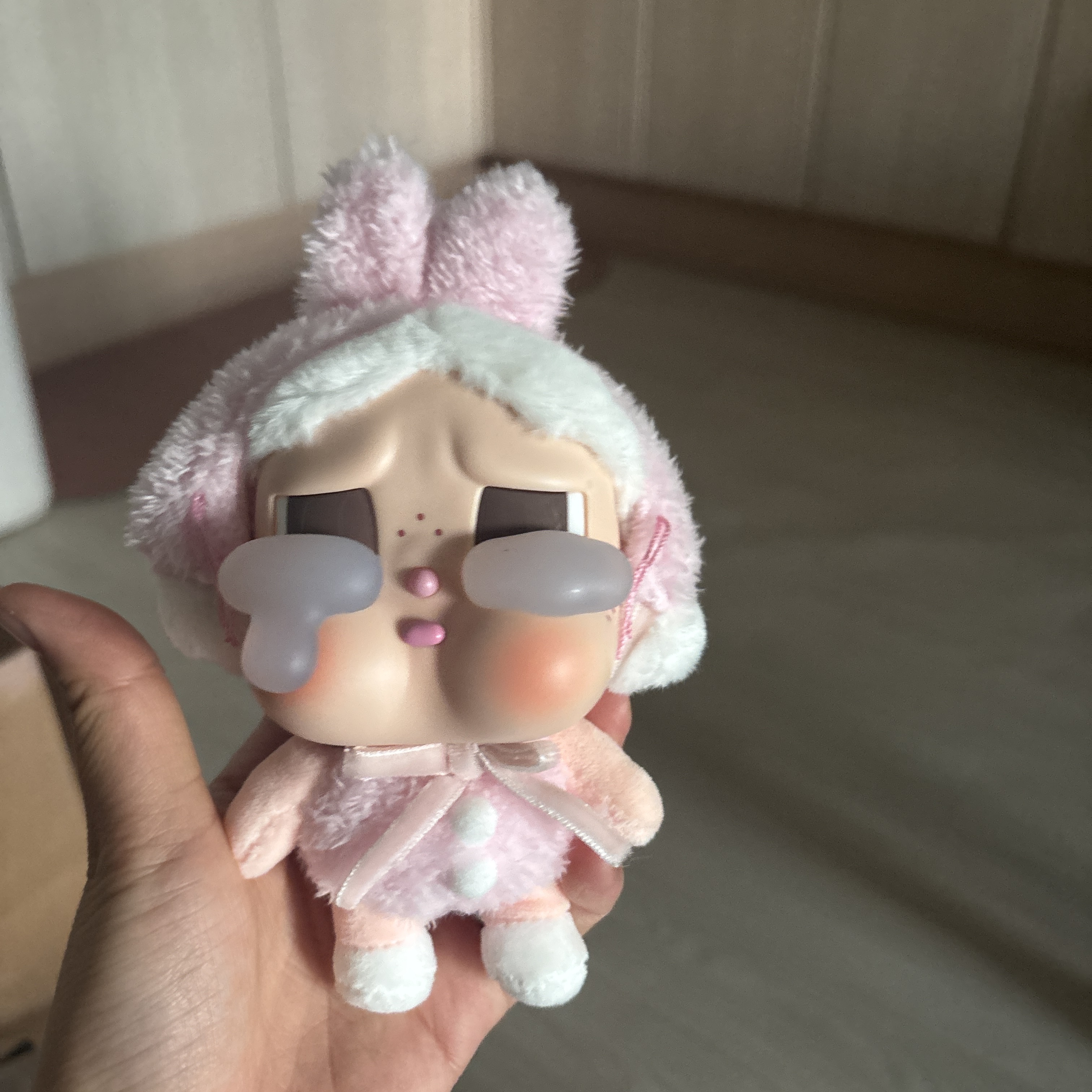 Pop Mart Crybaby Crying Again Series Plush Keyring I'll Give You All My Love (Opened Case) 착용 스타일