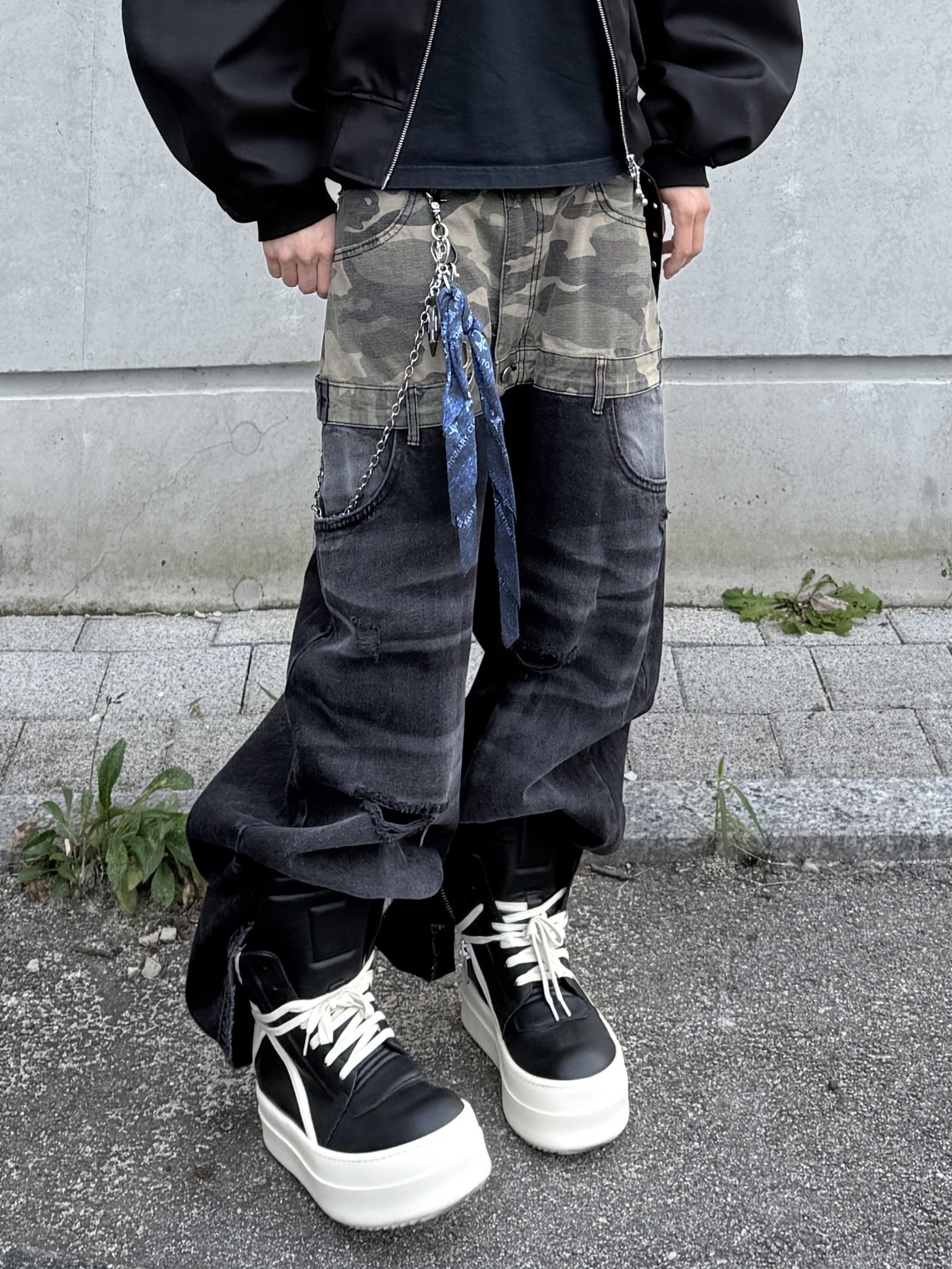 Rick Owens Hollywood Mega Bumper Geobasket in Full Grain Calf Leather Black Milk 착용 스타일 - 4