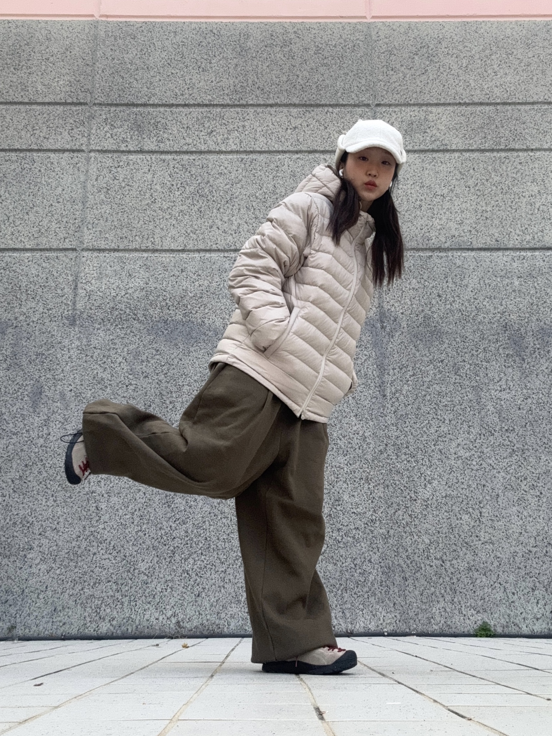 QT8 GARMENTS Duck Down Lightweight Jacket Light Beige 착용 스타일 - 1