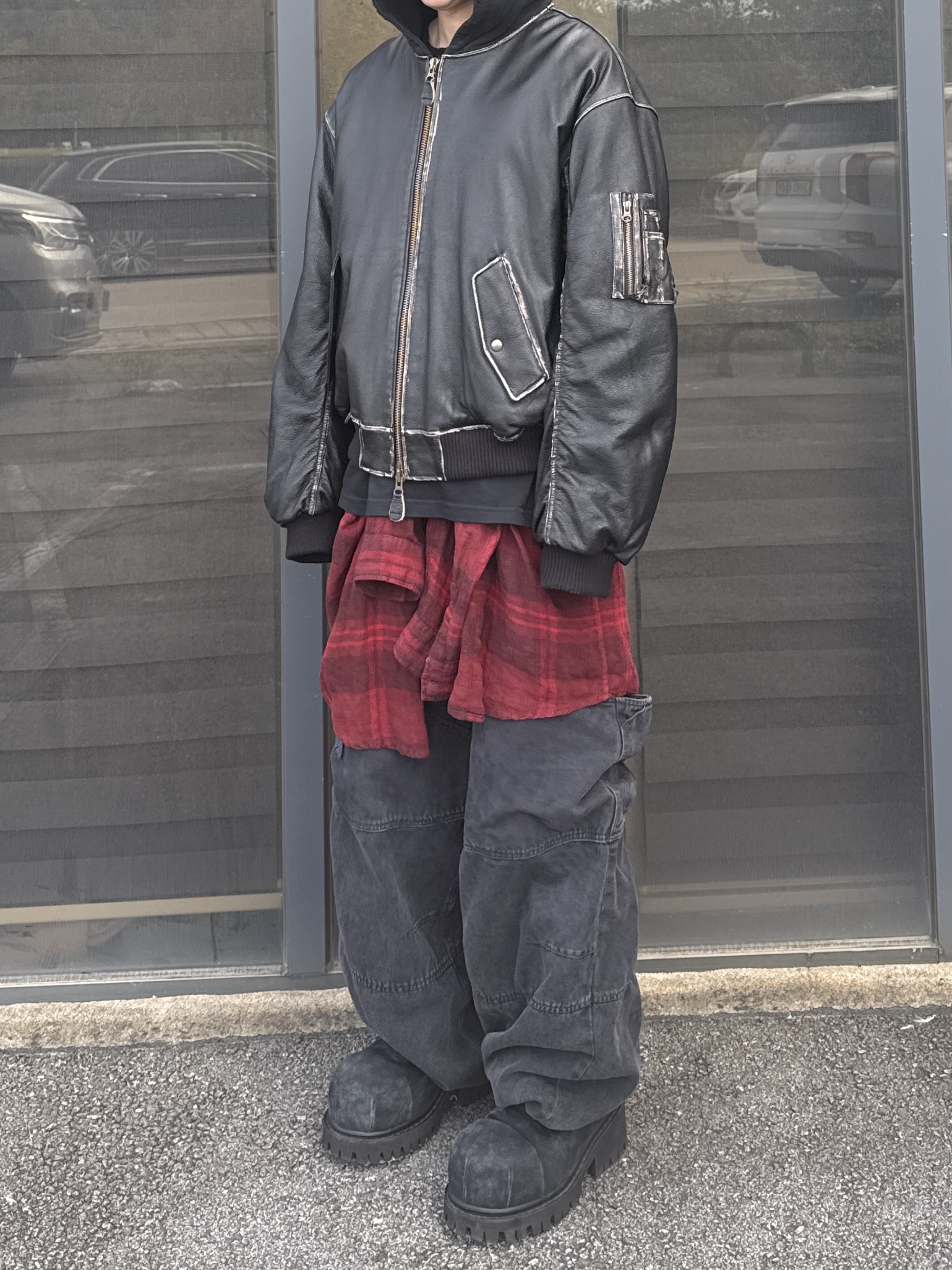 Undermycar Burok Vintage Cowhide Oversized Bomber Antique Bronze - 23FW, Balenciaga Stomper Bootie Black 착용 스타일 - 5