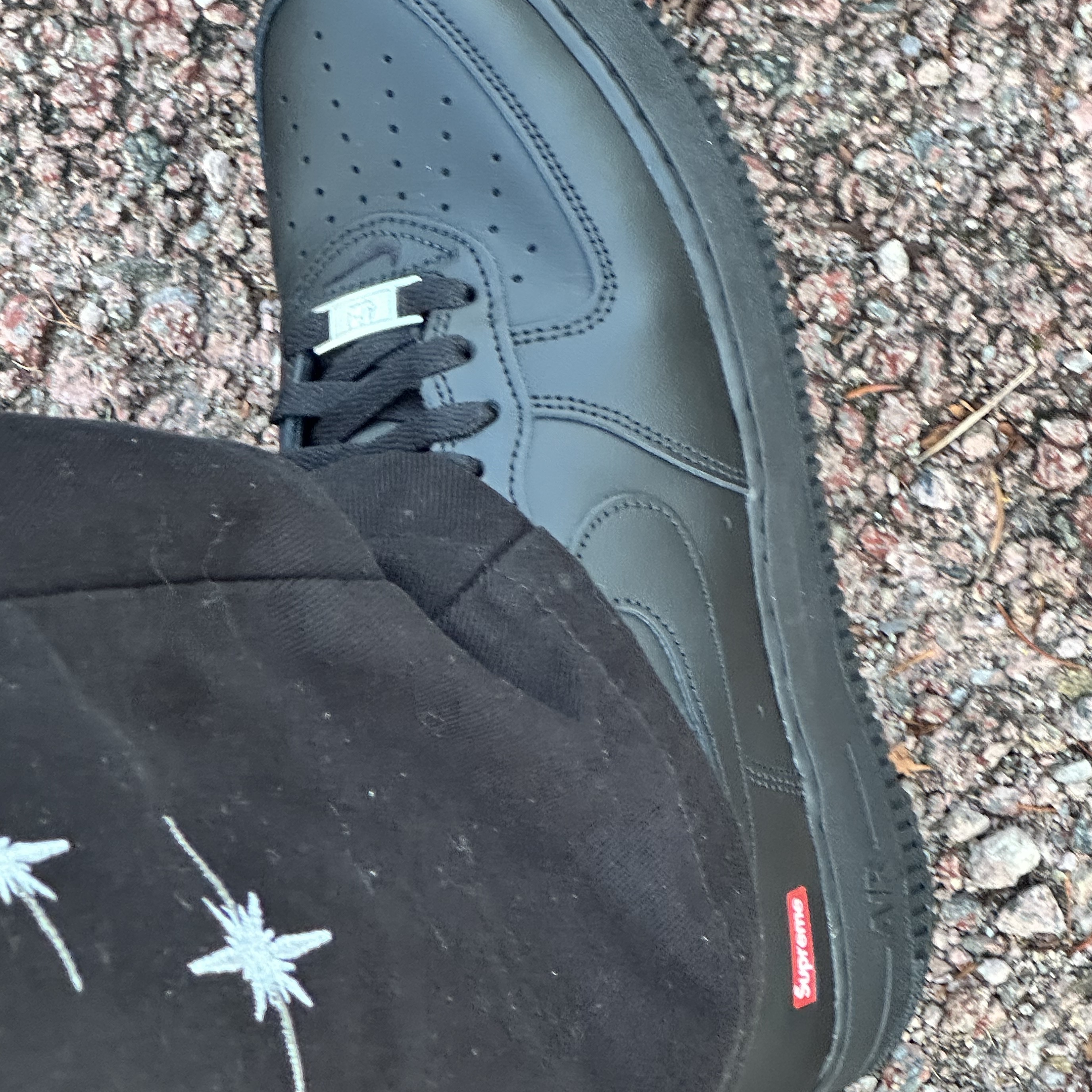 Nike x Supreme Air Force 1 Low Black, Nike x Supreme Air Force 1 Low White 착용 스타일 - 2