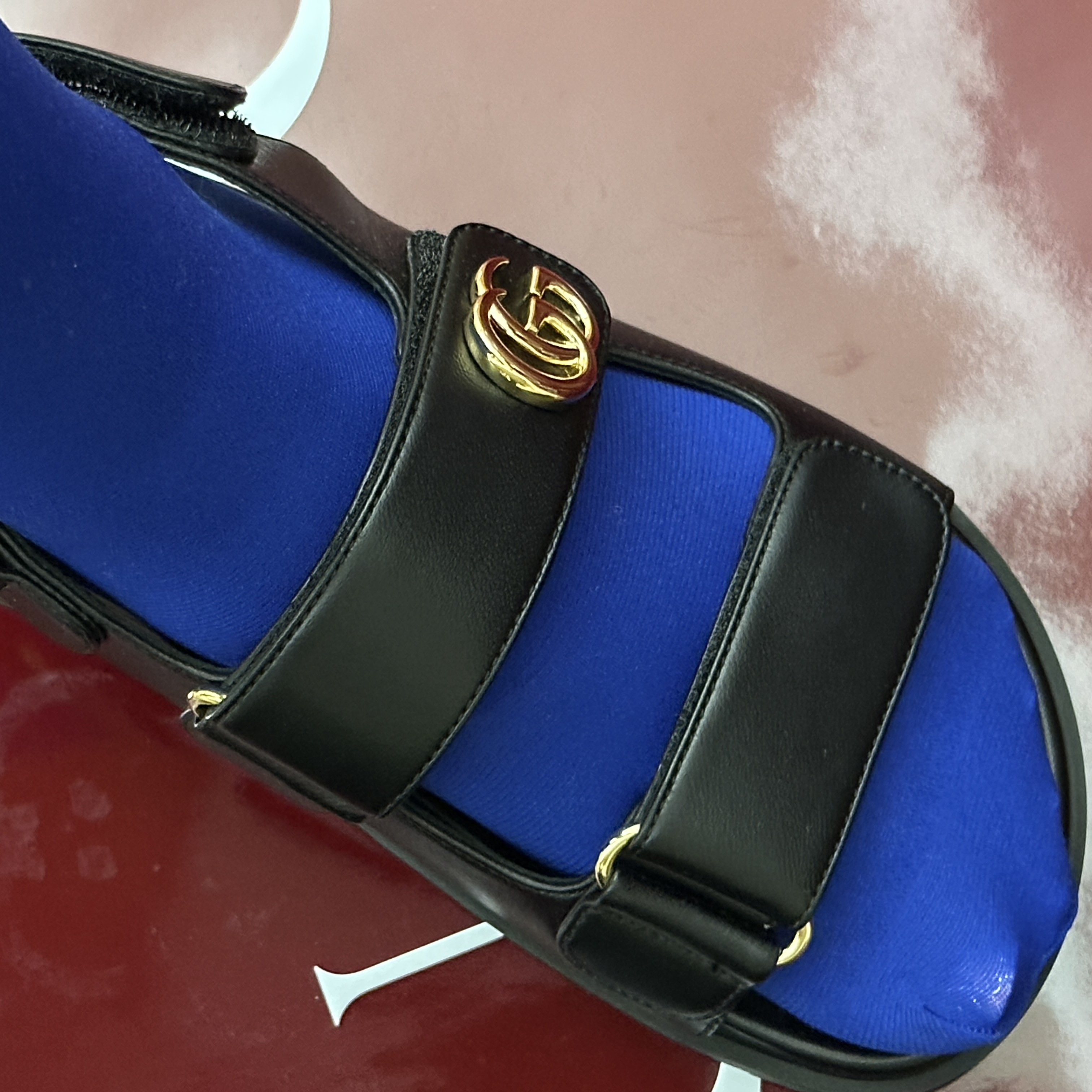 (W) Gucci Double G Sandals Black 착용 스타일 - 1