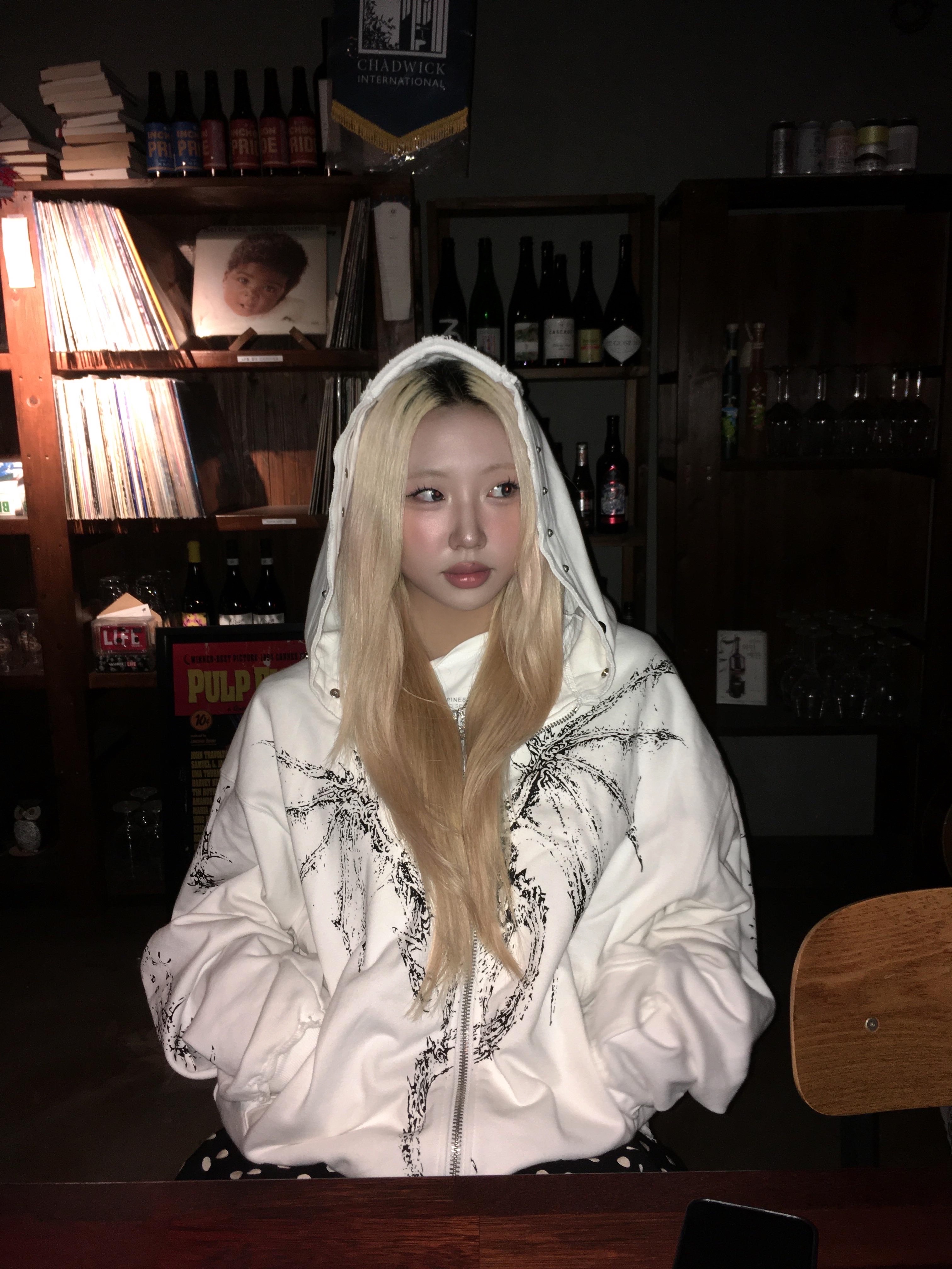 Thug Club Dragon Stud Zip-Up Hoodie White 착용 스타일 - 6