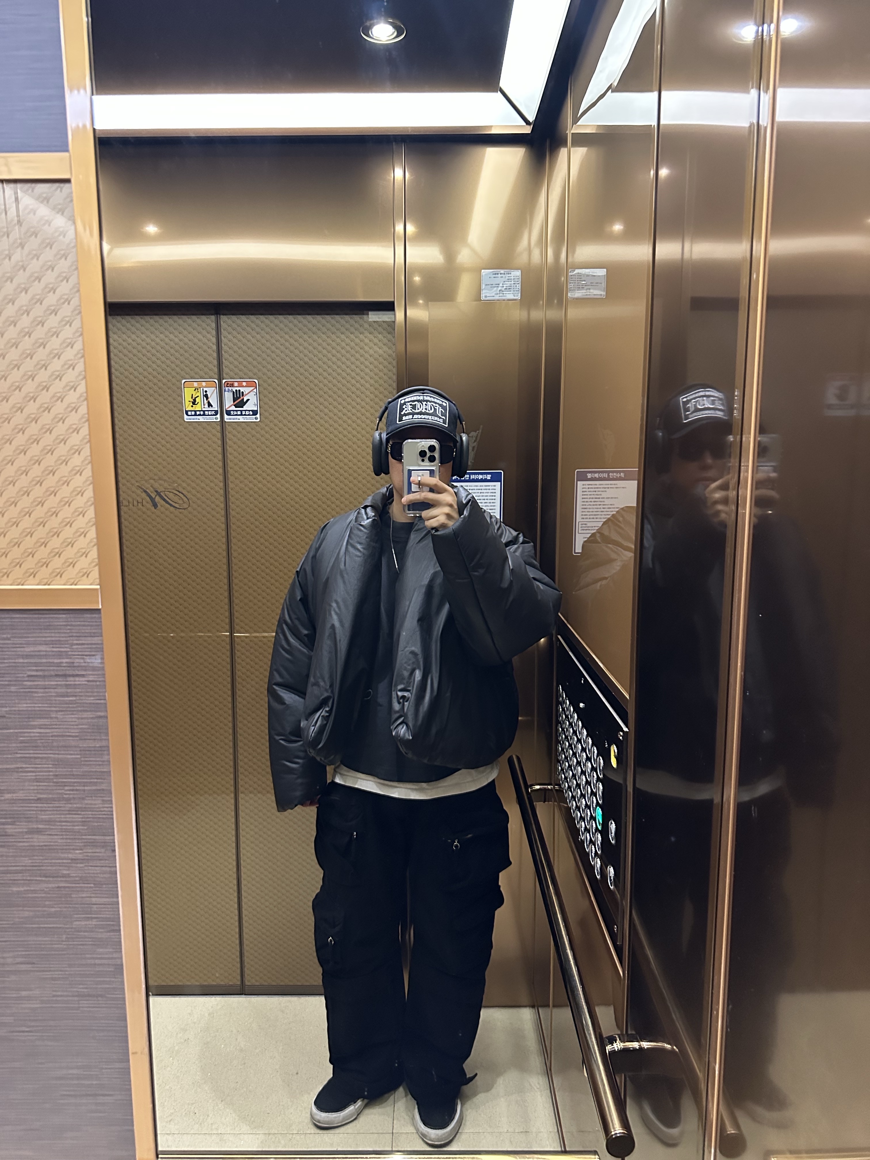 Chrome Hearts Fuck Hollywood Trucker Hat Black, Apple AirPods Max USB C Midnight (Korean Ver.) 착용 스타일