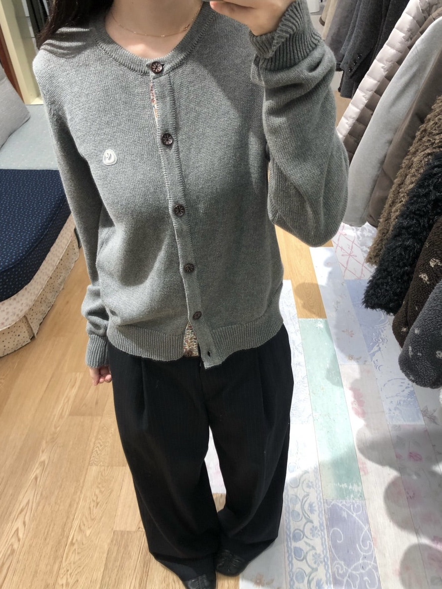 COYSEIO Flower Placket Cardigan Grey 착용 스타일