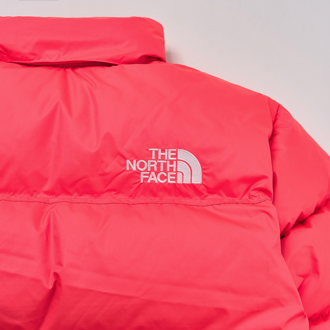노스페이스 1996 레트로 눕시 자켓 브릴리언트 코랄(The North Face 1996 Retro Nuptse Jacket Brilliant Coral) - 6