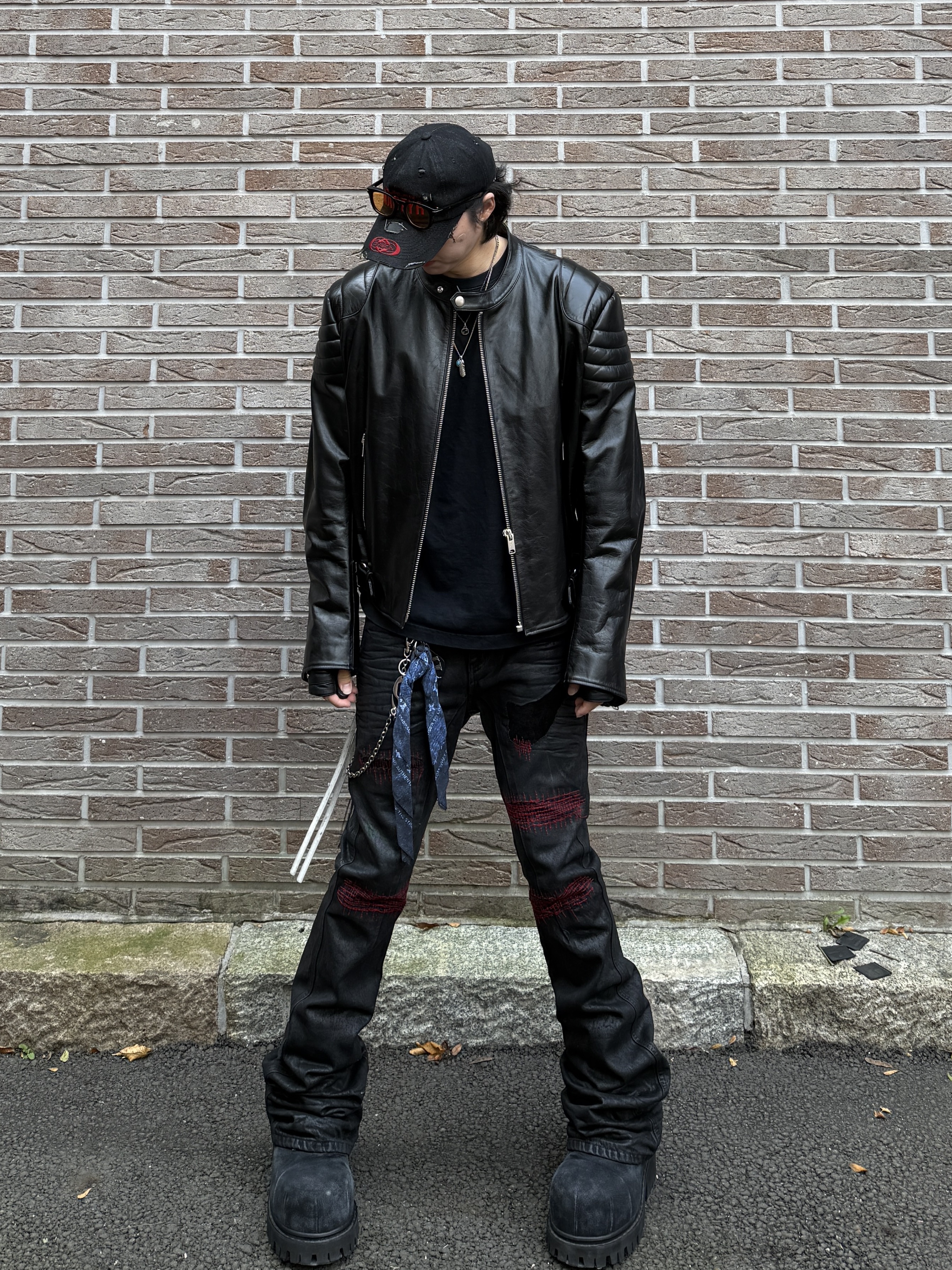 Undermycar x Emostanceclub Emoun Destroyed Cowhide Suede Red Stitch Denim Toreador - 23FW, Balenciaga Stomper Bootie Black 착용 스타일 - 6