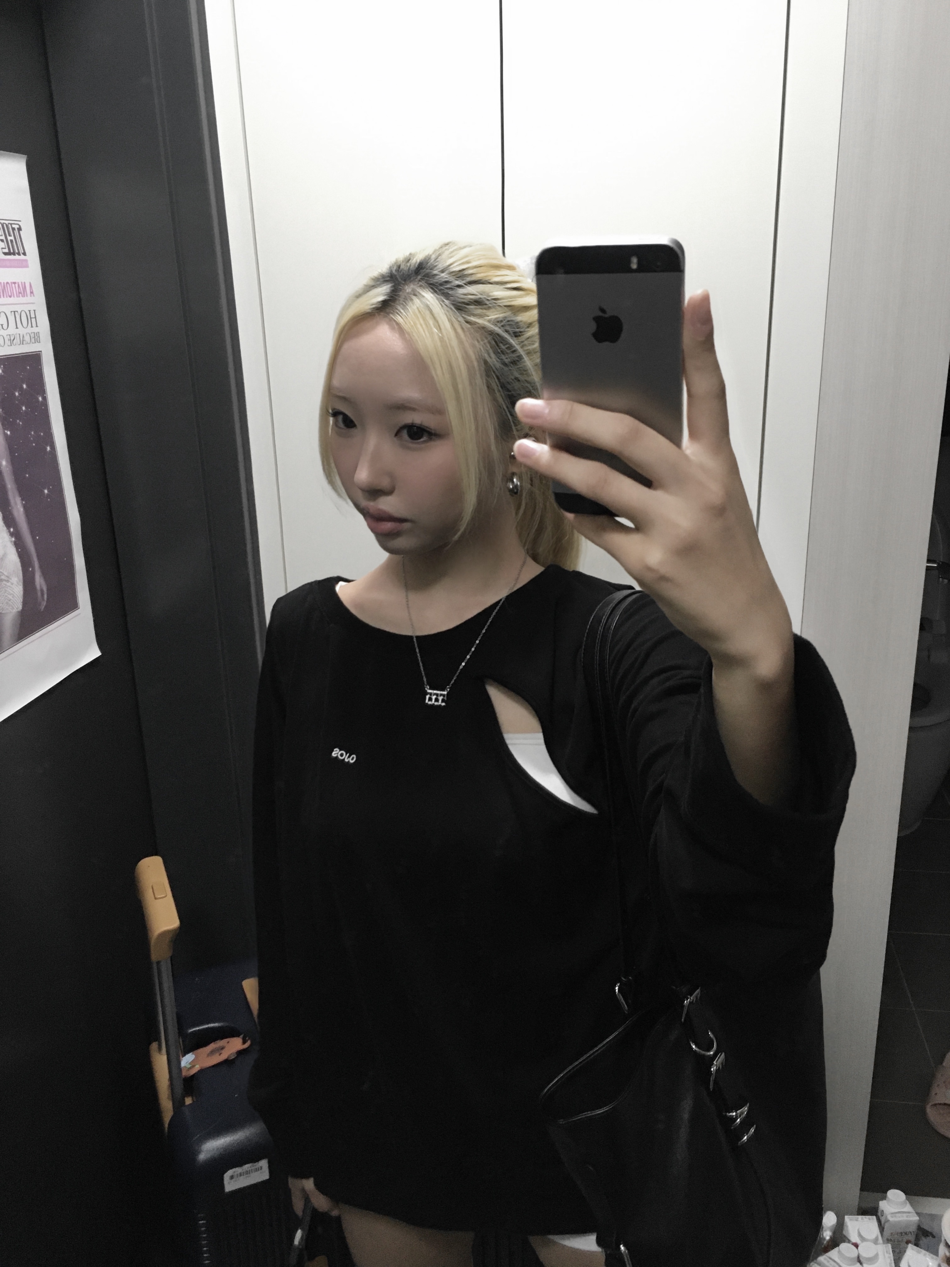 OJOS Twisted Button-Up Sweatshirt Black 착용 스타일