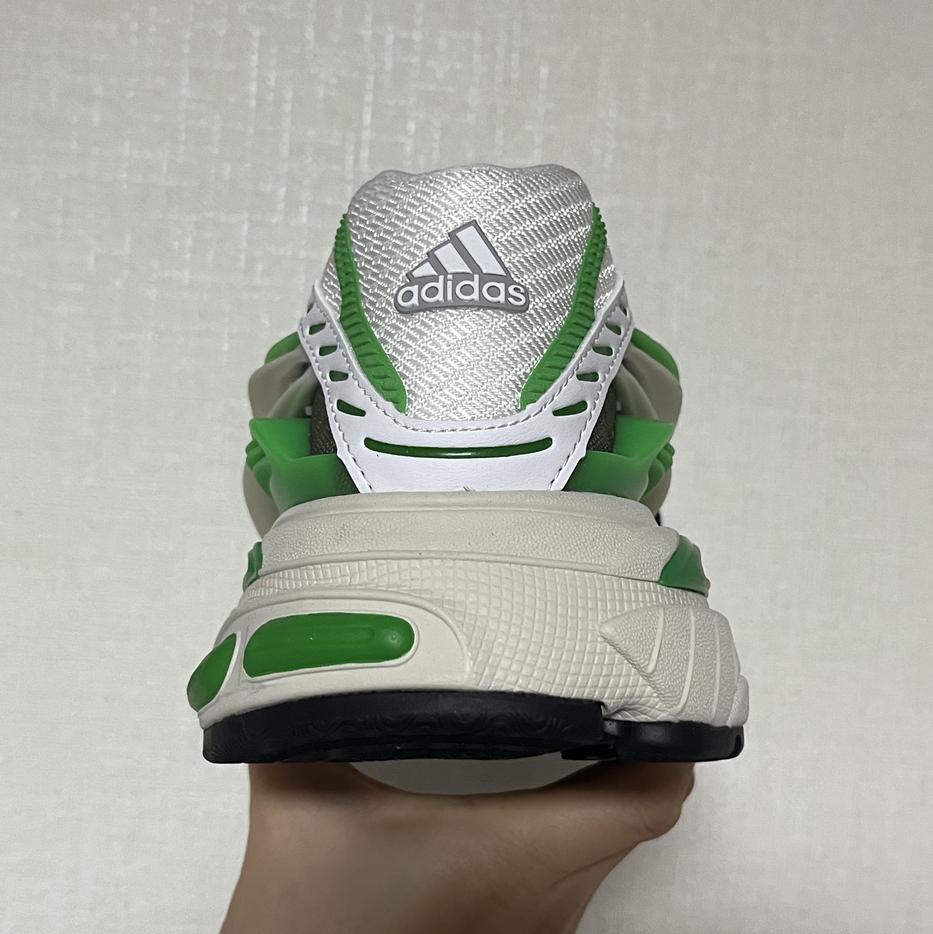 Adidas x Pharrell Williams Adistar Jellyfish Focus Olive Core Black 착용 스타일 - 6