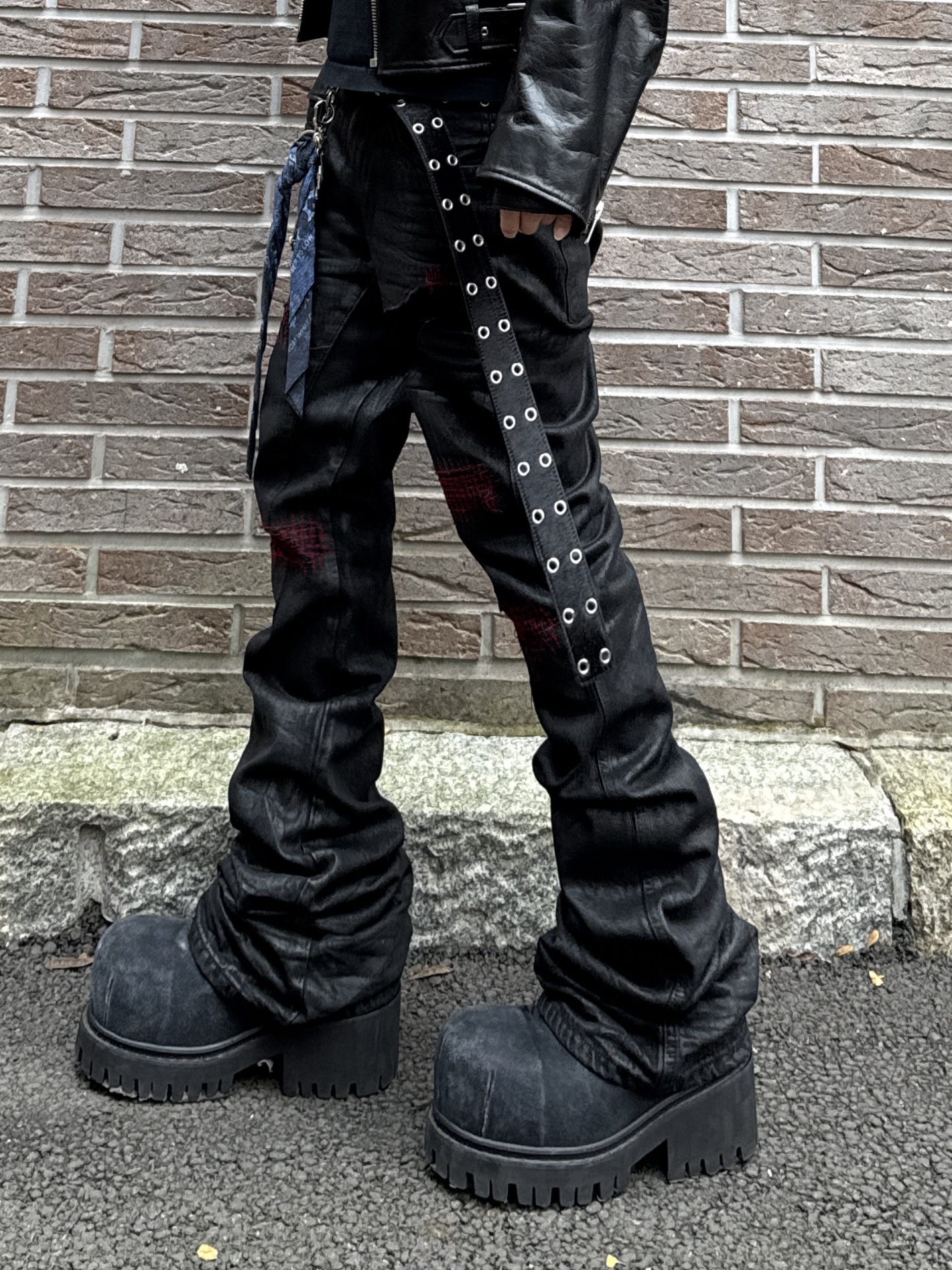 Undermycar x Emostanceclub Emoun Destroyed Cowhide Suede Red Stitch Denim Toreador - 23FW, Balenciaga Stomper Bootie Black 착용 스타일 - 4