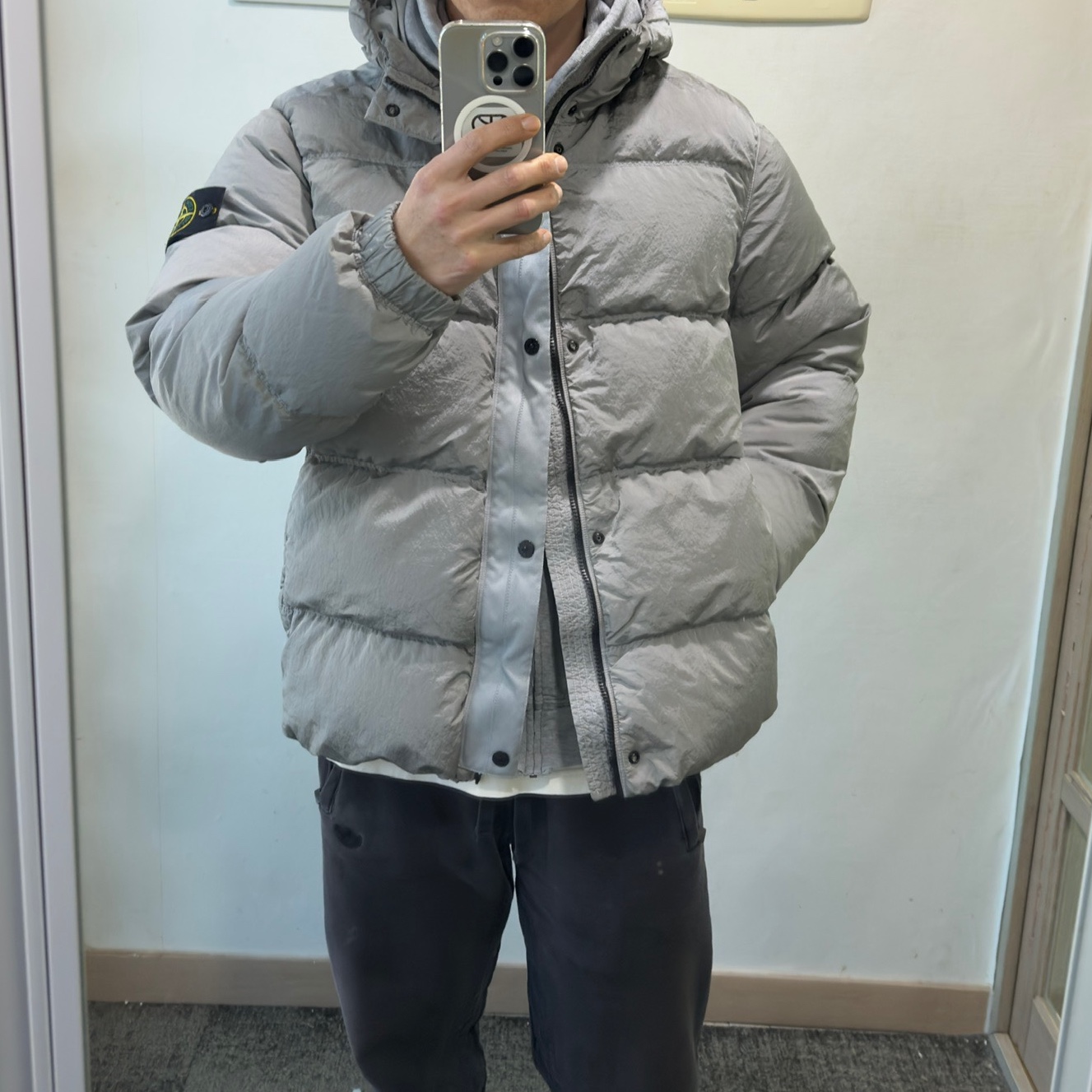 Stone Island 41419 Nylon Metal Econyl Hooded Down Jacket Anti Drop Grey - 24FW 착용 스타일 - 2