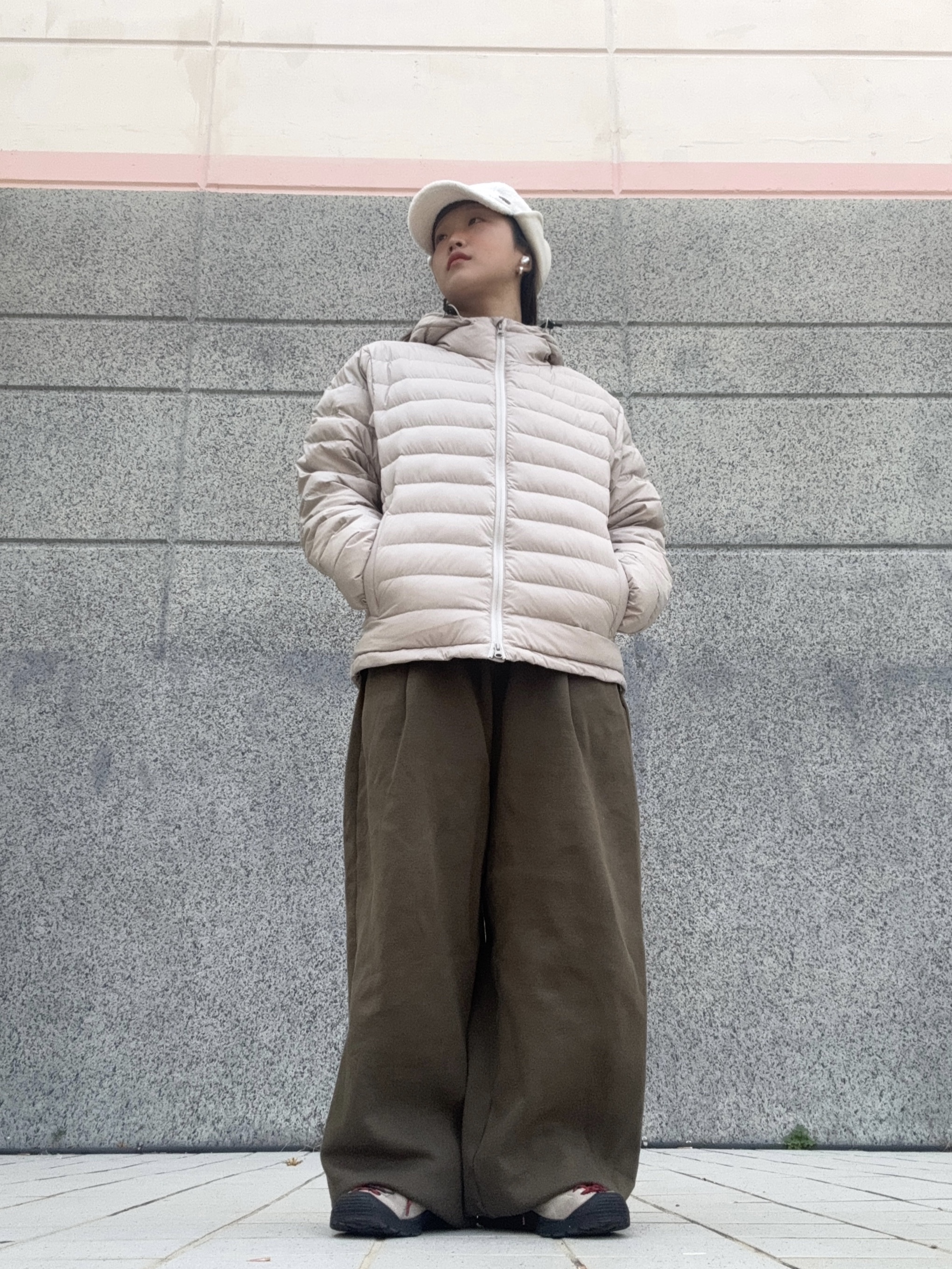 QT8 GARMENTS Duck Down Lightweight Jacket Light Beige 착용 스타일 - 2