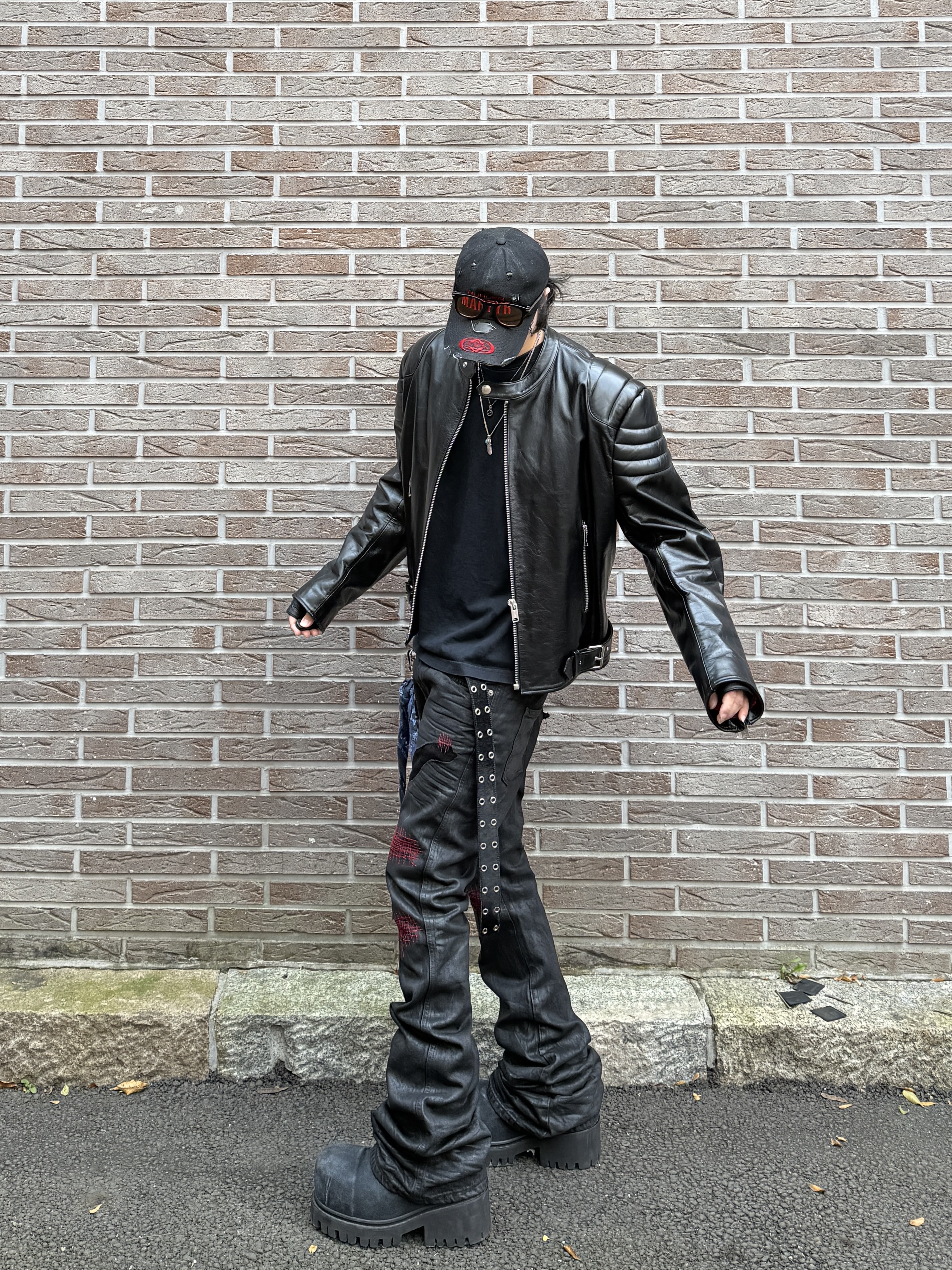 Undermycar x Emostanceclub Emoun Destroyed Cowhide Suede Red Stitch Denim Toreador - 23FW, Balenciaga Stomper Bootie Black 착용 스타일 - 7