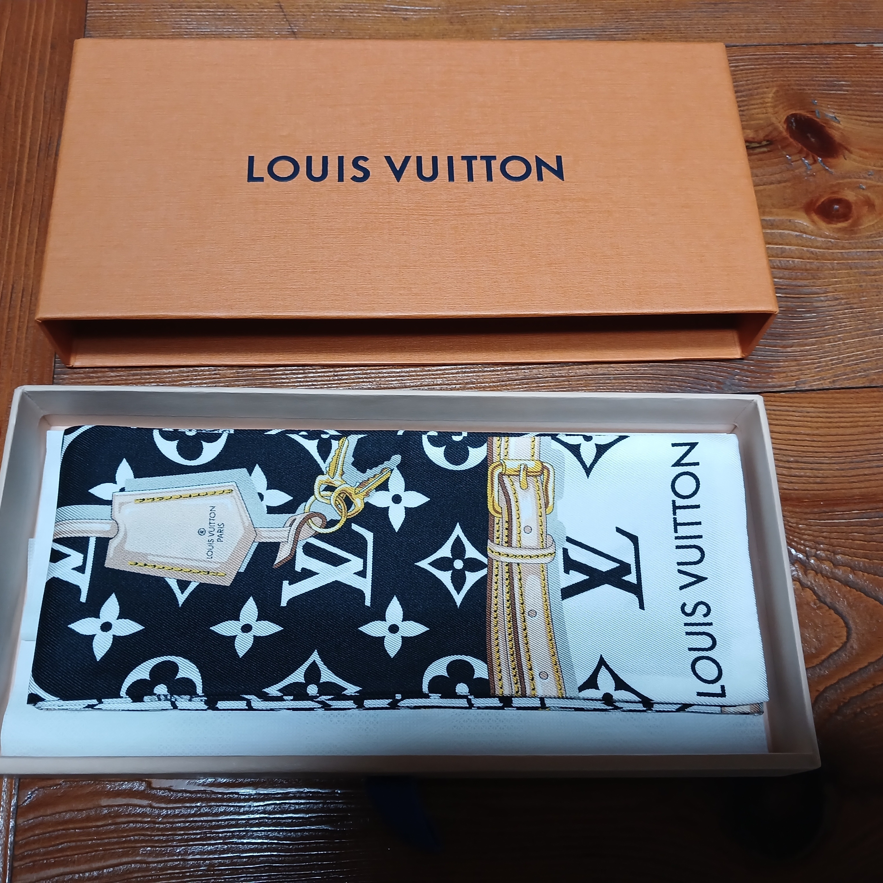 (W) Louis Vuitton Monogram Confidential Bandeau Black 착용 스타일