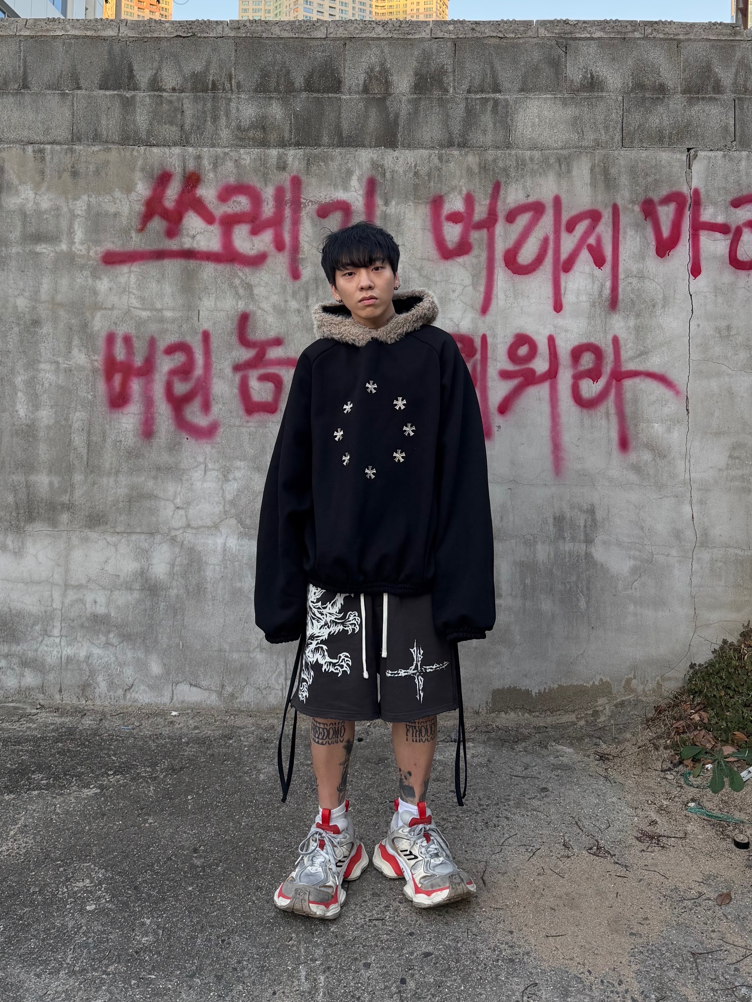 Balenciaga Cargo Sneakers Beige Grey Red 착용 스타일 - 5