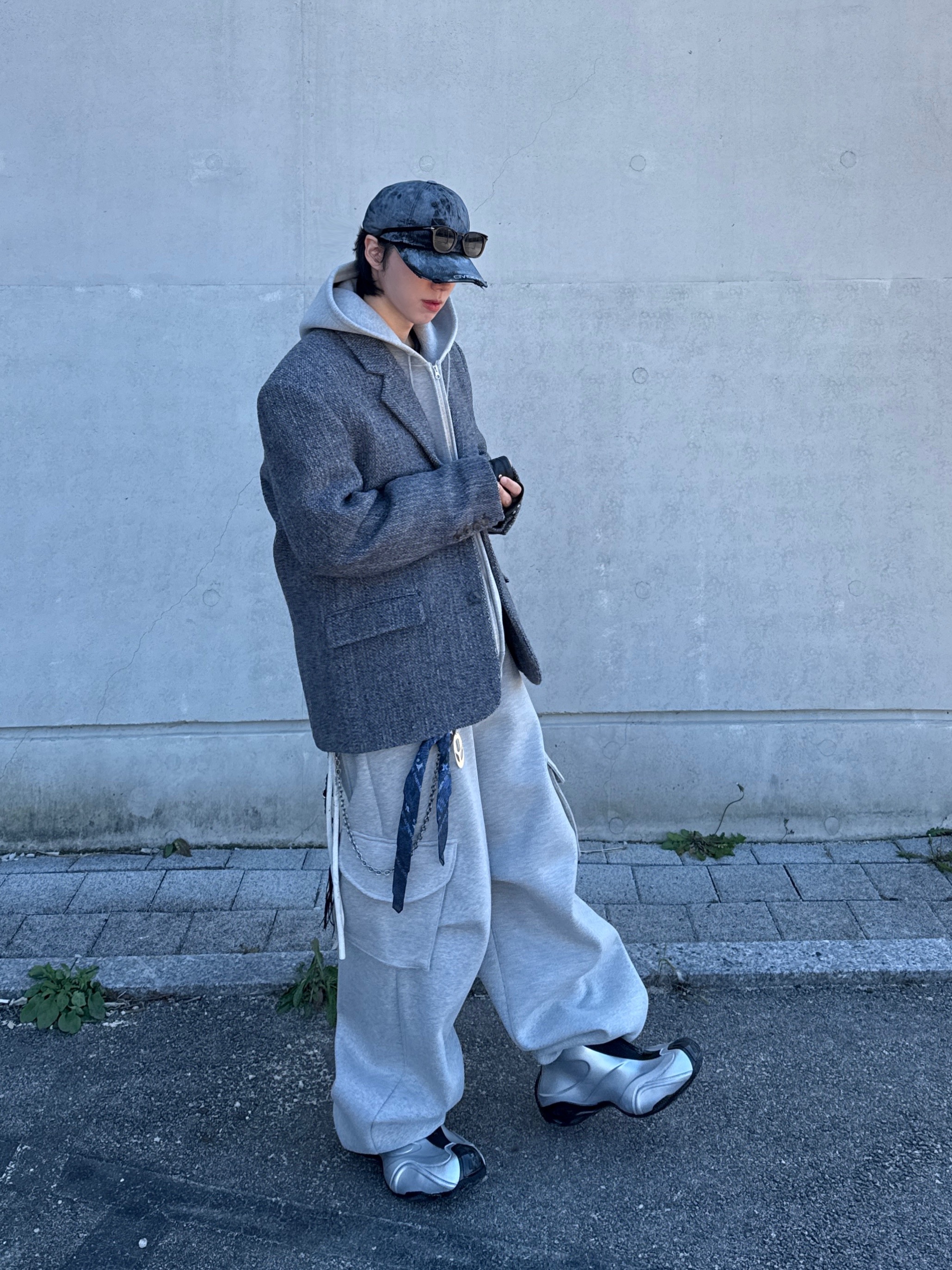 MJD X KOIN SEOUL Wide Cargo Sweat Pants, Balenciaga Basketball Sneakers Silver Black 착용 스타일 - 3