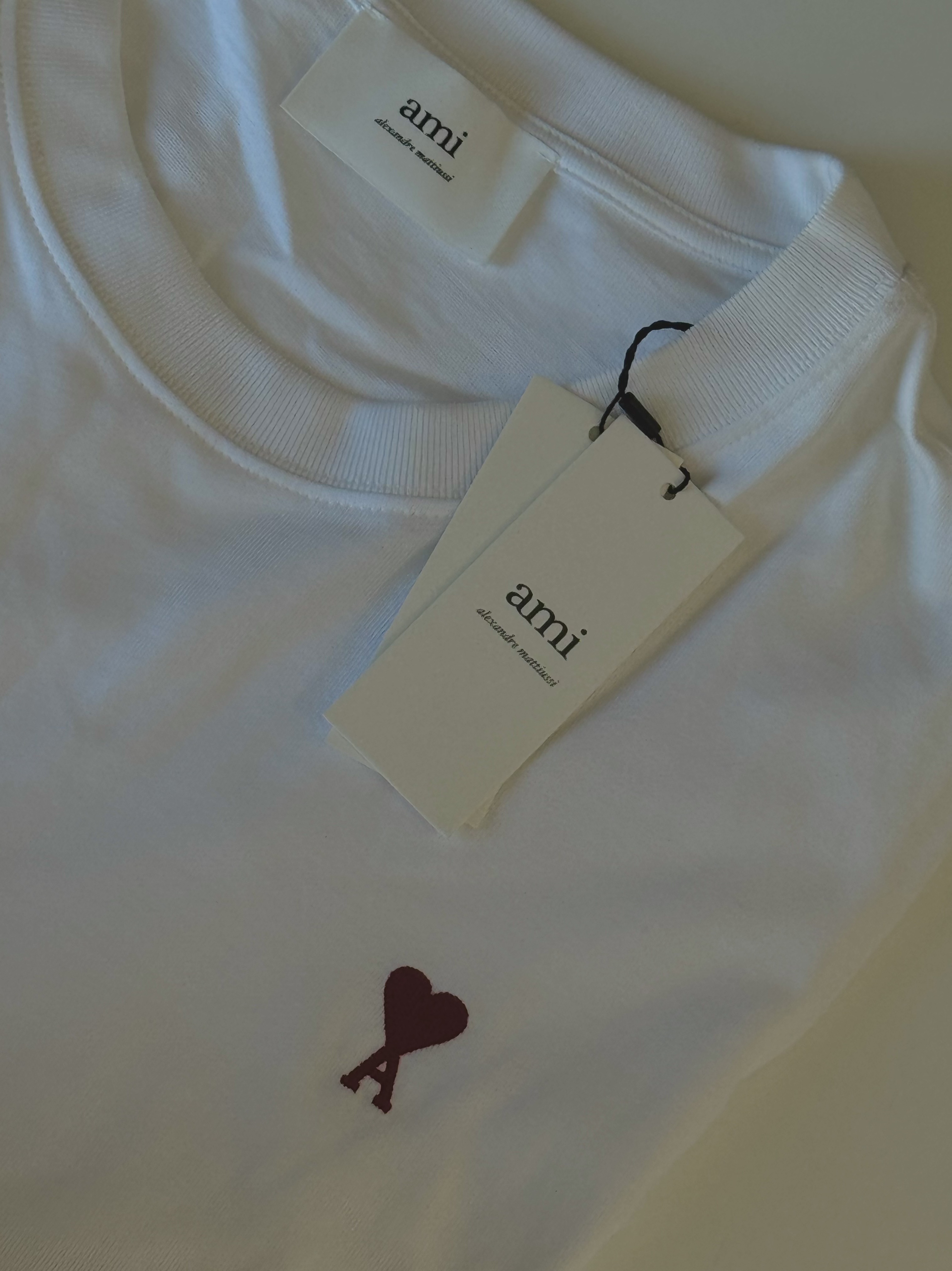 AMI de Coeur Long Sleeves T-Shirt White, AMI de Coeur Long Sleeves T-Shirt Black 착용 스타일 - 1