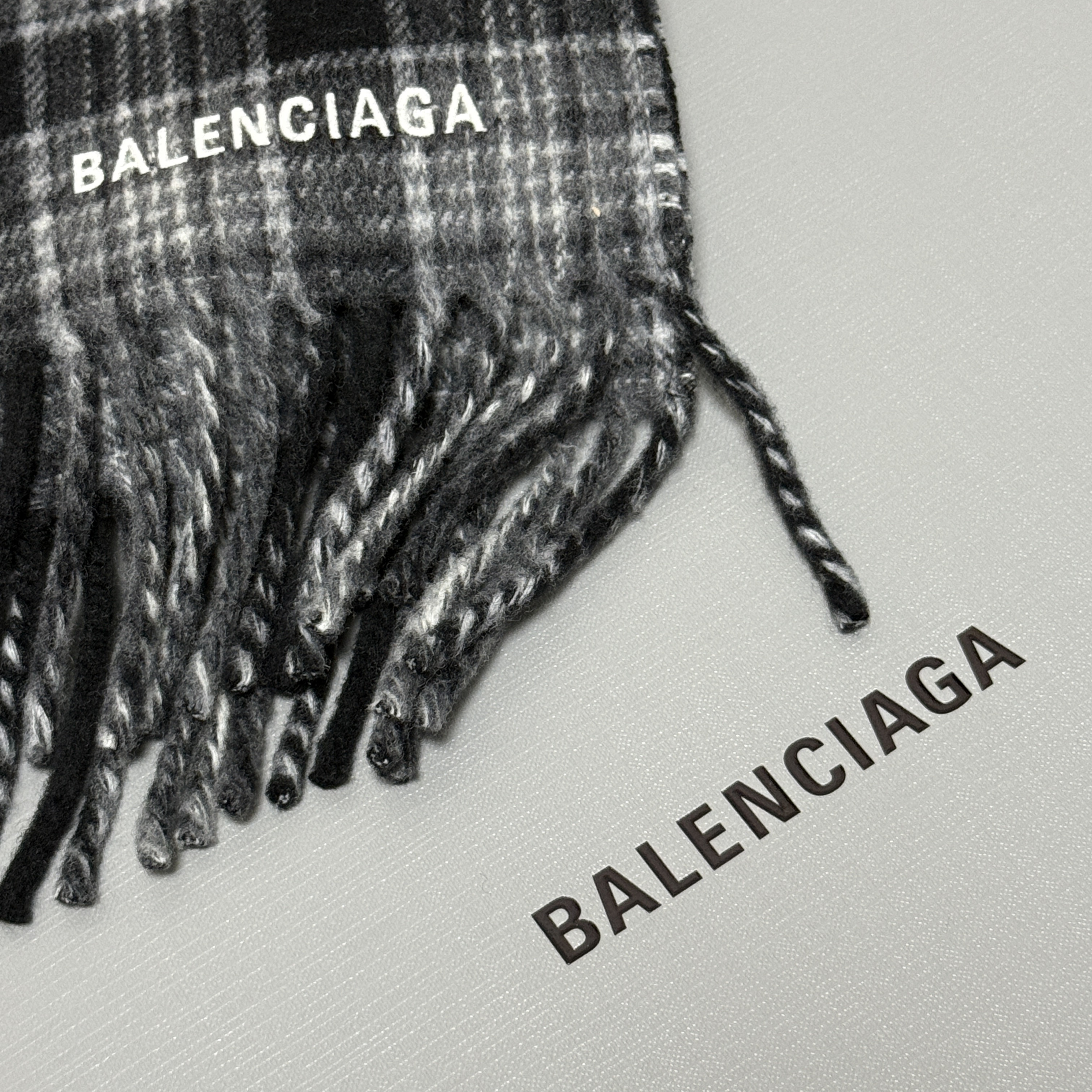 Balenciaga Hooded Scarf Grey 착용 스타일 - 1