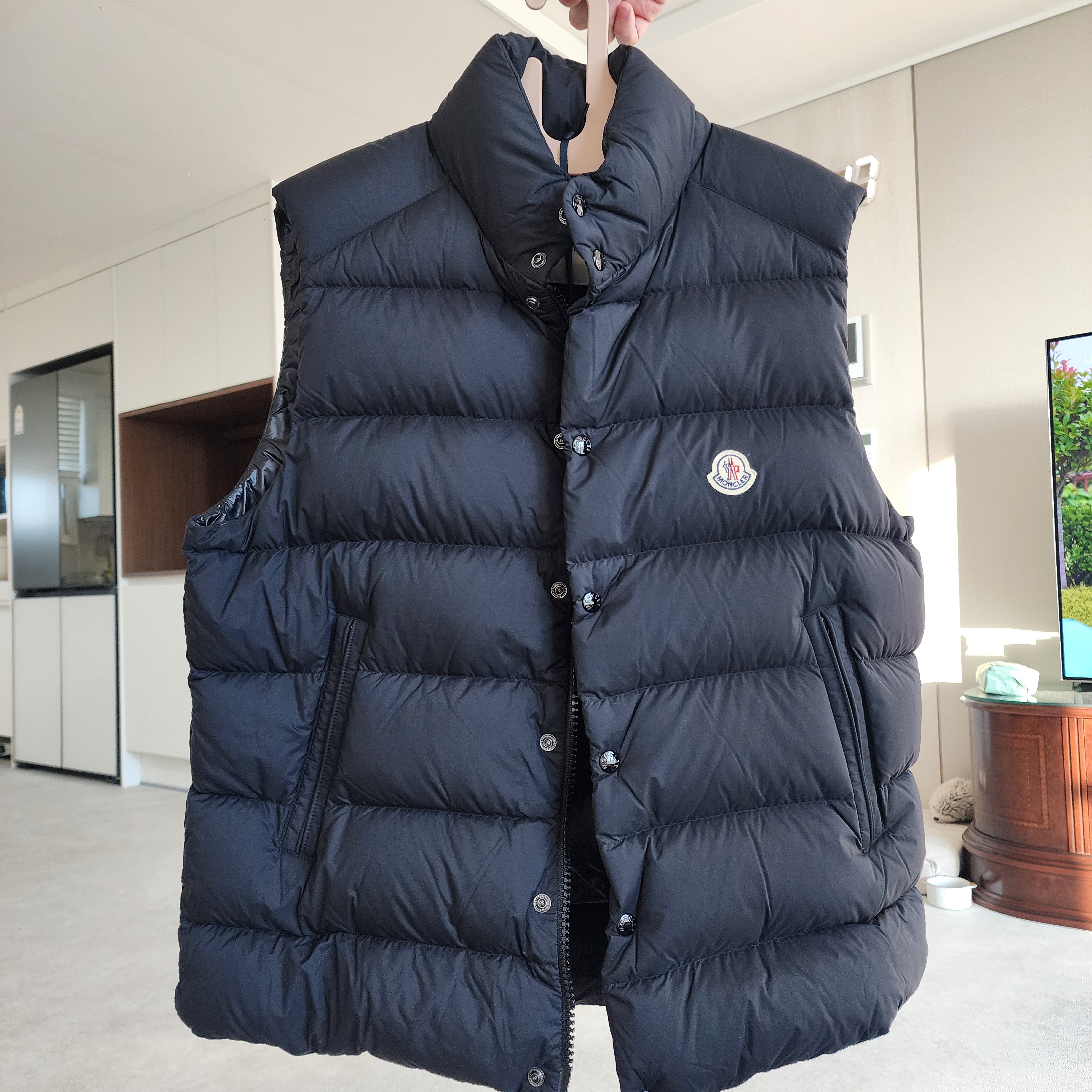 Moncler Tibb Down Gilet Black - 25FW 착용 스타일