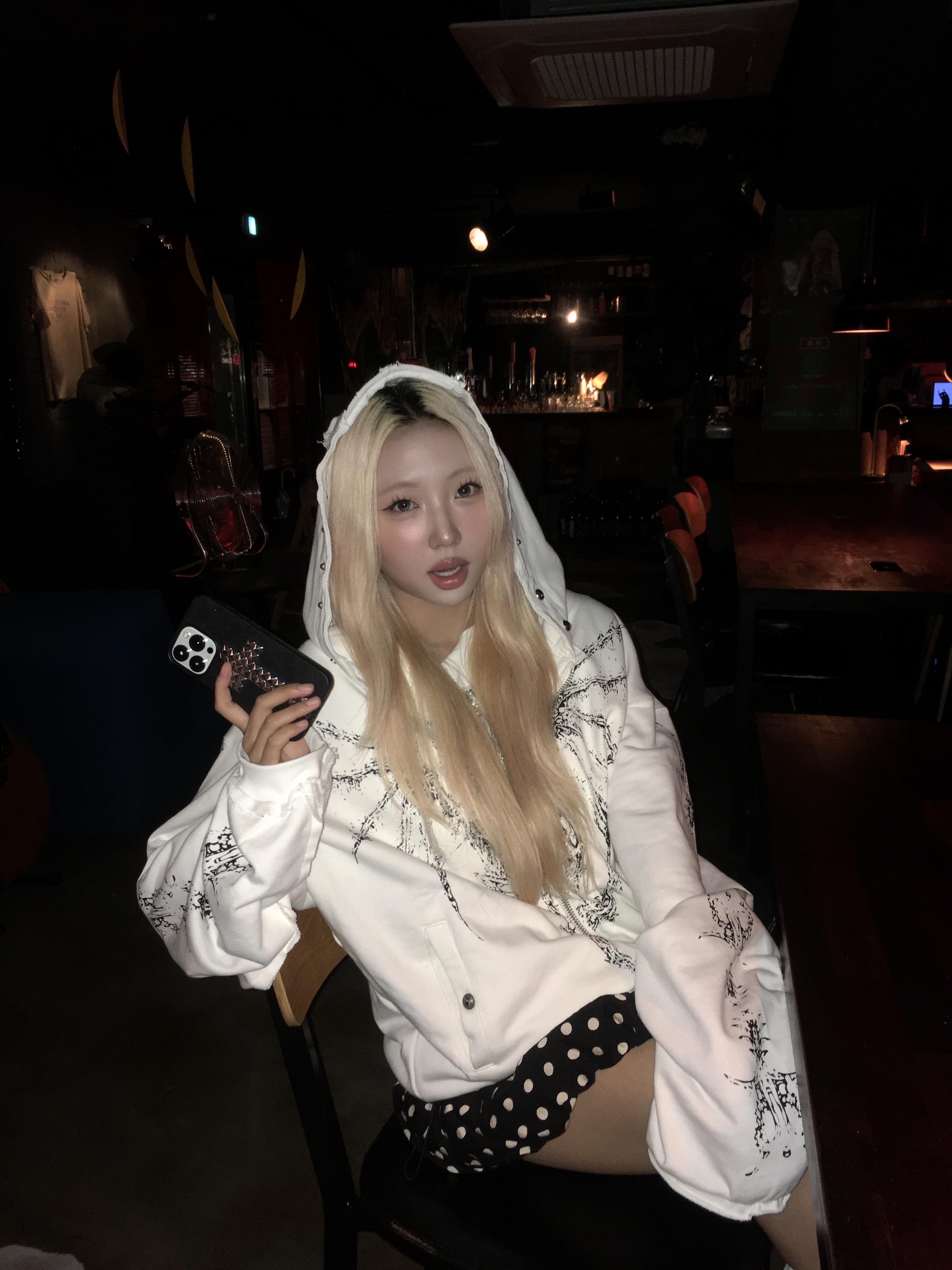 Thug Club Dragon Stud Zip-Up Hoodie White 착용 스타일 - 5