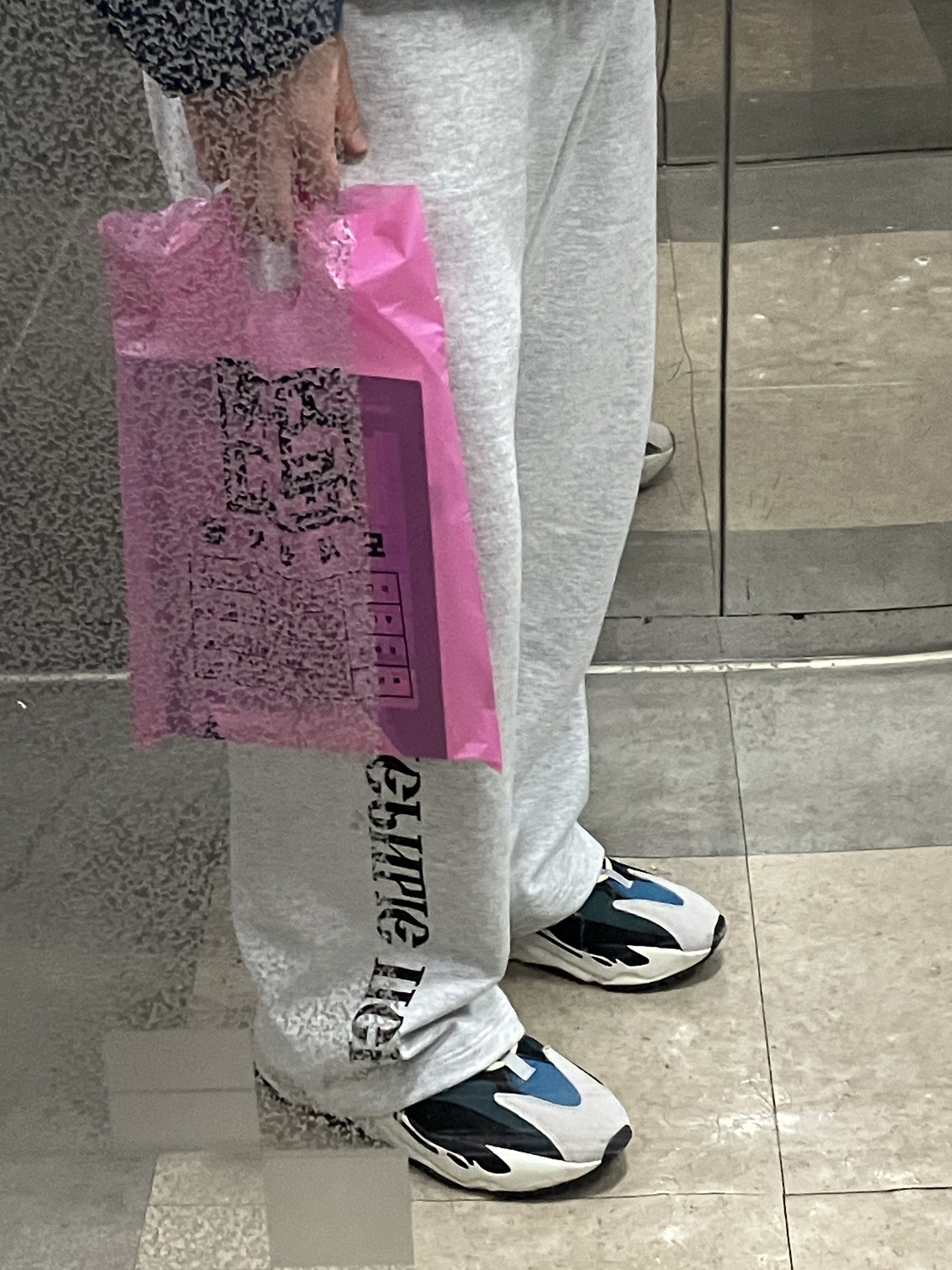 Adidas Yeezy Boost 700 Wave Runner Solid Grey 2021/2022, Yeezy x Gosha Rubchinskiy YZY Black Dogs Jogger Heather Grey 착용 스타일