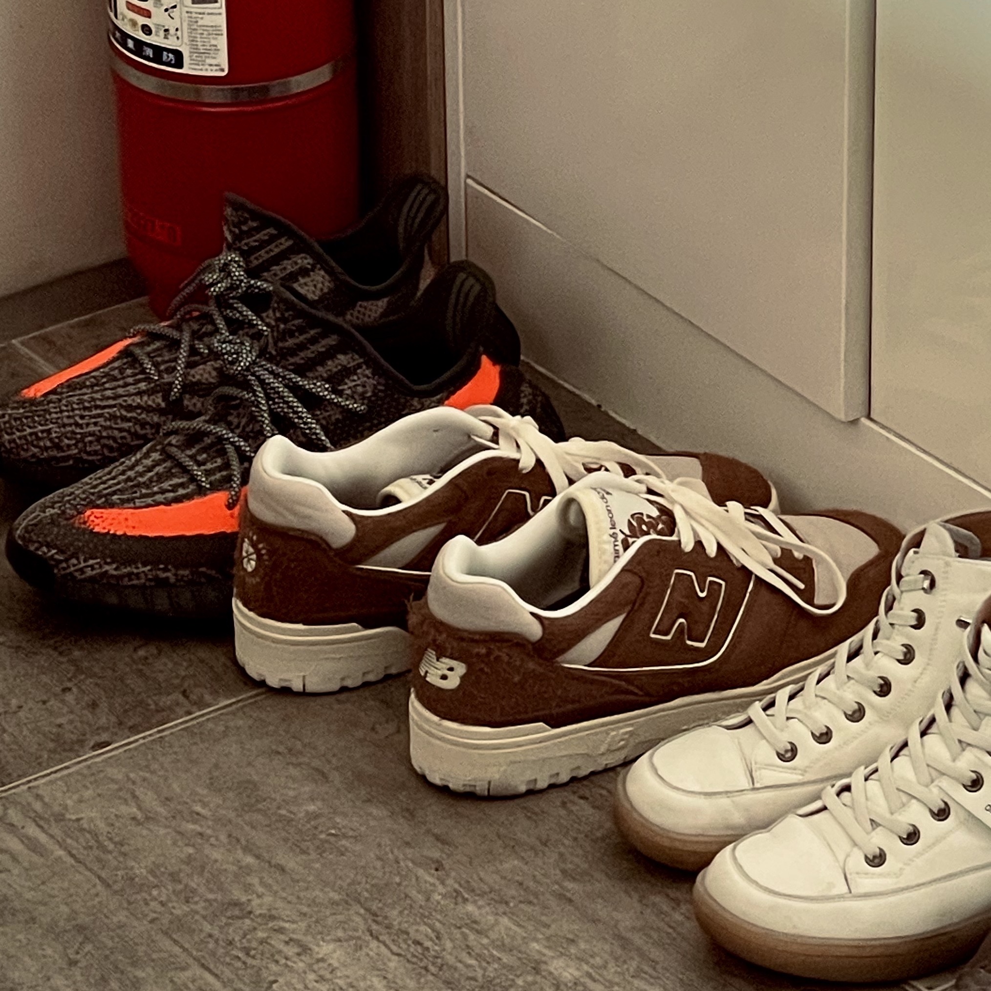 New Balance x Aime Leon Dore 550 True Brown, Adidas Yeezy Boost 350 V2 Carbon Beluga 착용 스타일