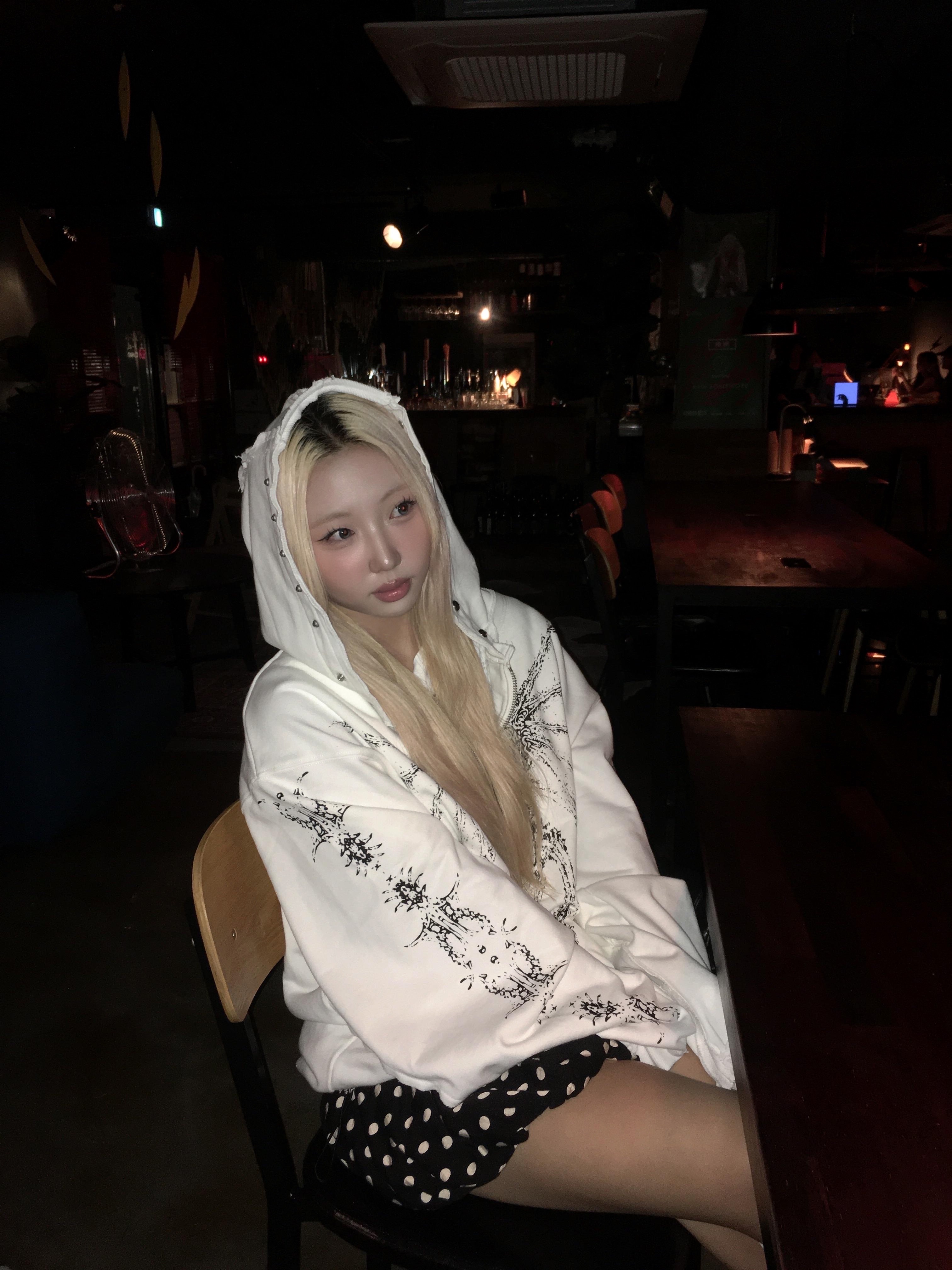 Thug Club Dragon Stud Zip-Up Hoodie White 착용 스타일 - 1