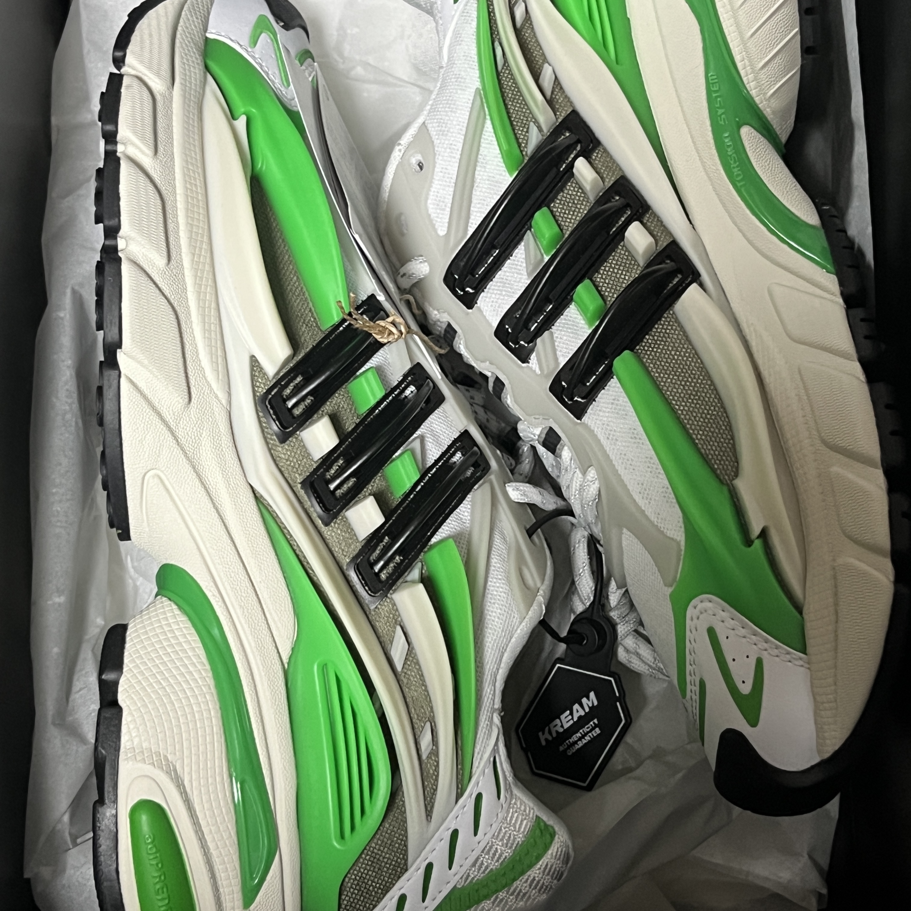 Adidas x Pharrell Williams Adistar Jellyfish Focus Olive Core Black 착용 스타일 - 4