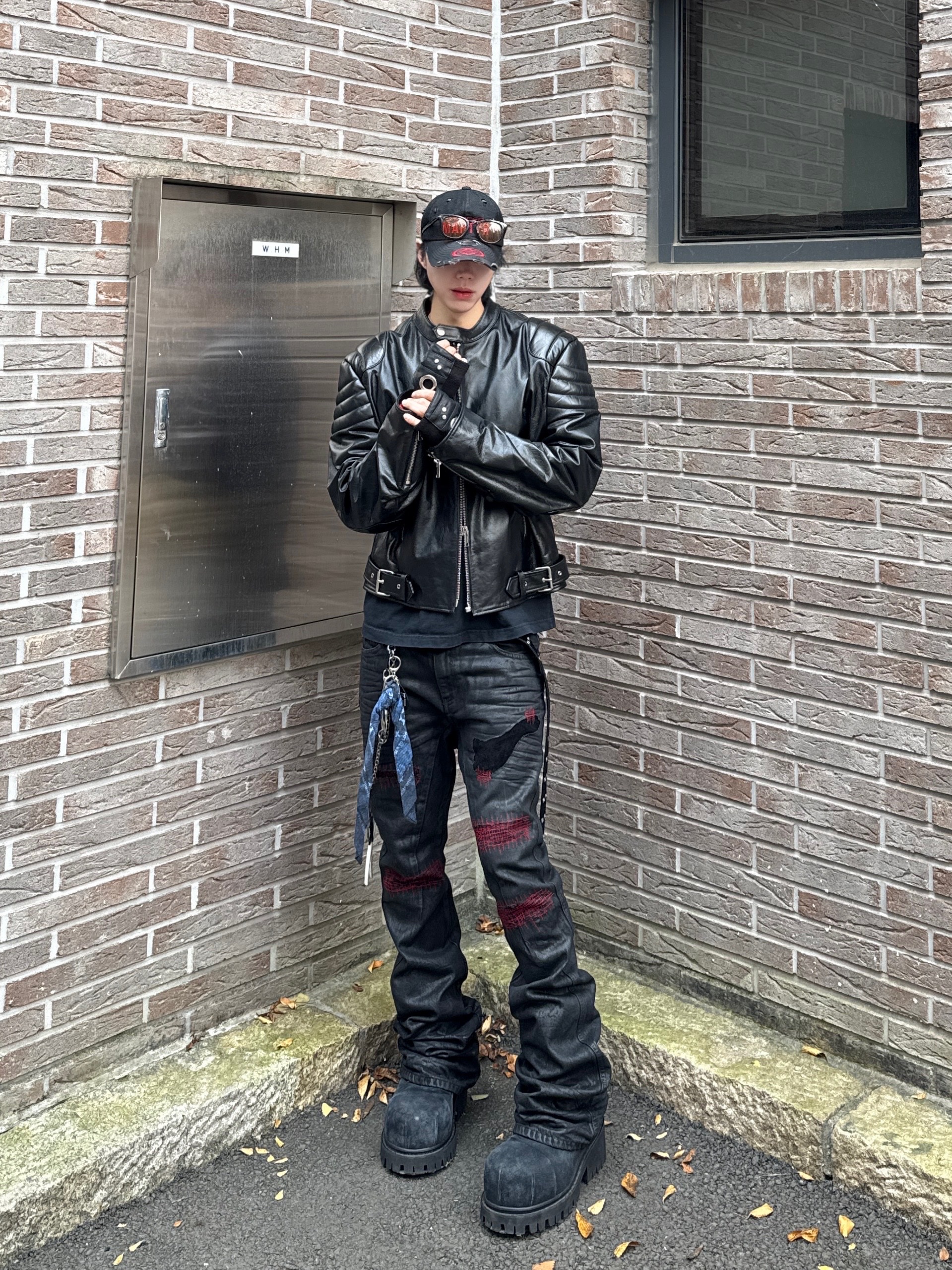 Undermycar x Emostanceclub Emoun Destroyed Cowhide Suede Red Stitch Denim Toreador - 23FW, Balenciaga Stomper Bootie Black 착용 스타일 - 2