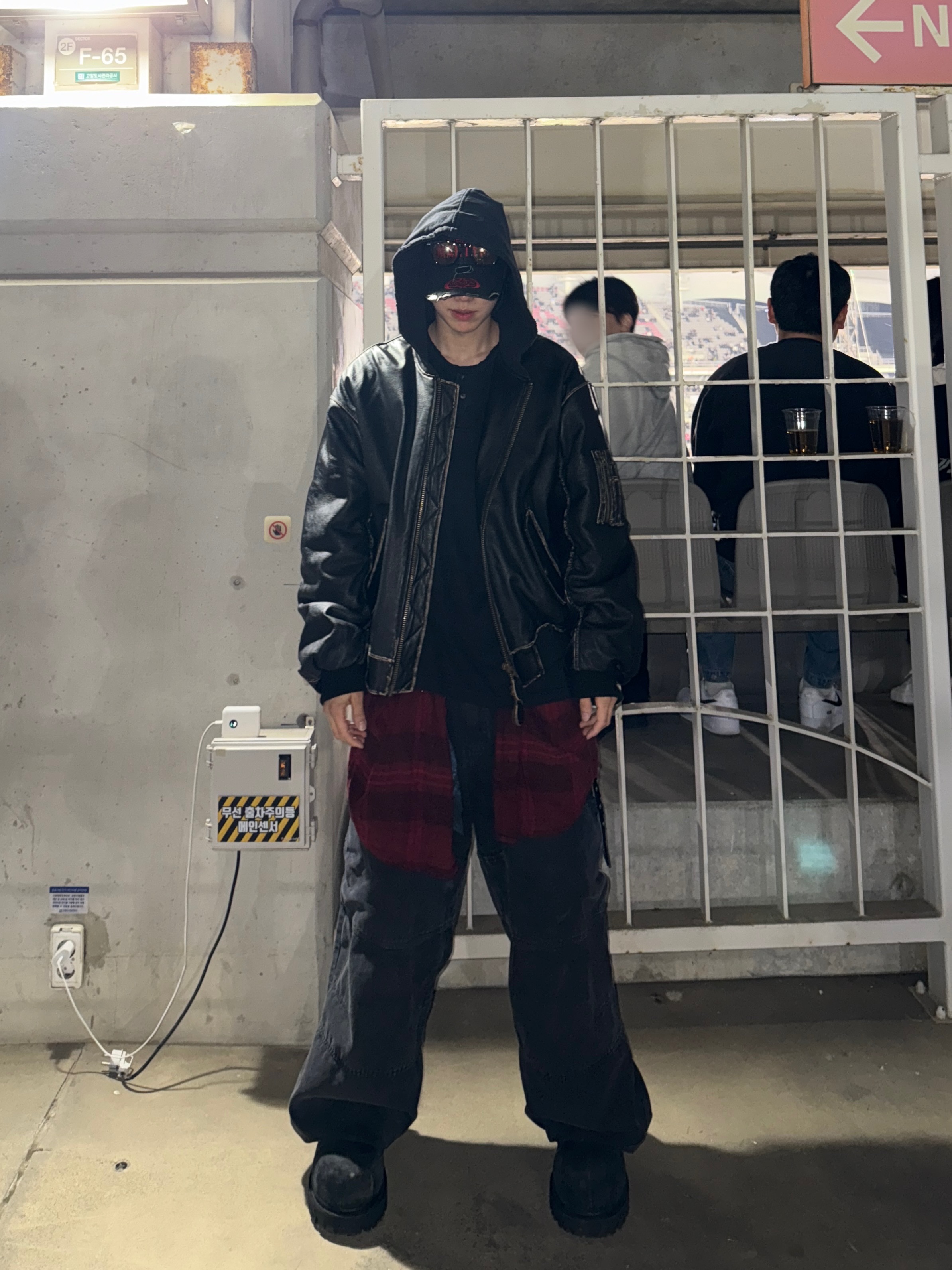 Undermycar Burok Vintage Cowhide Oversized Bomber Antique Bronze - 23FW, Nonnod Double knee cover pants Vintage black 착용 스타일 - 2