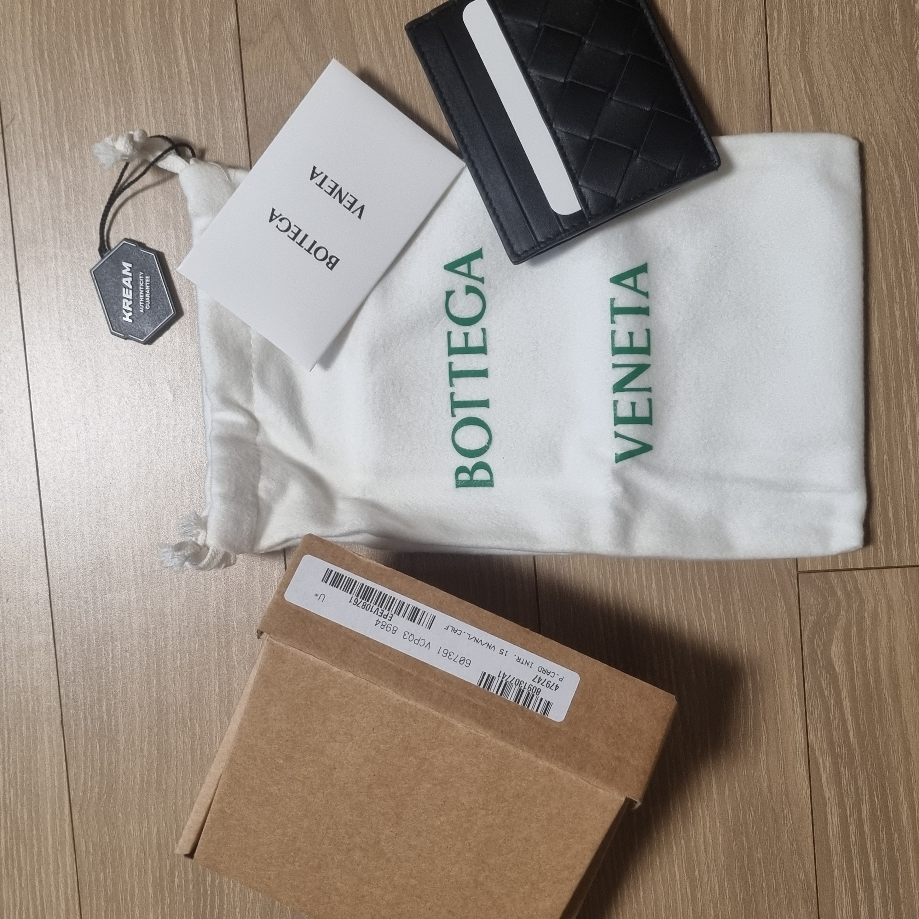 Bottega Veneta Card Case Black 착용 스타일 - 1