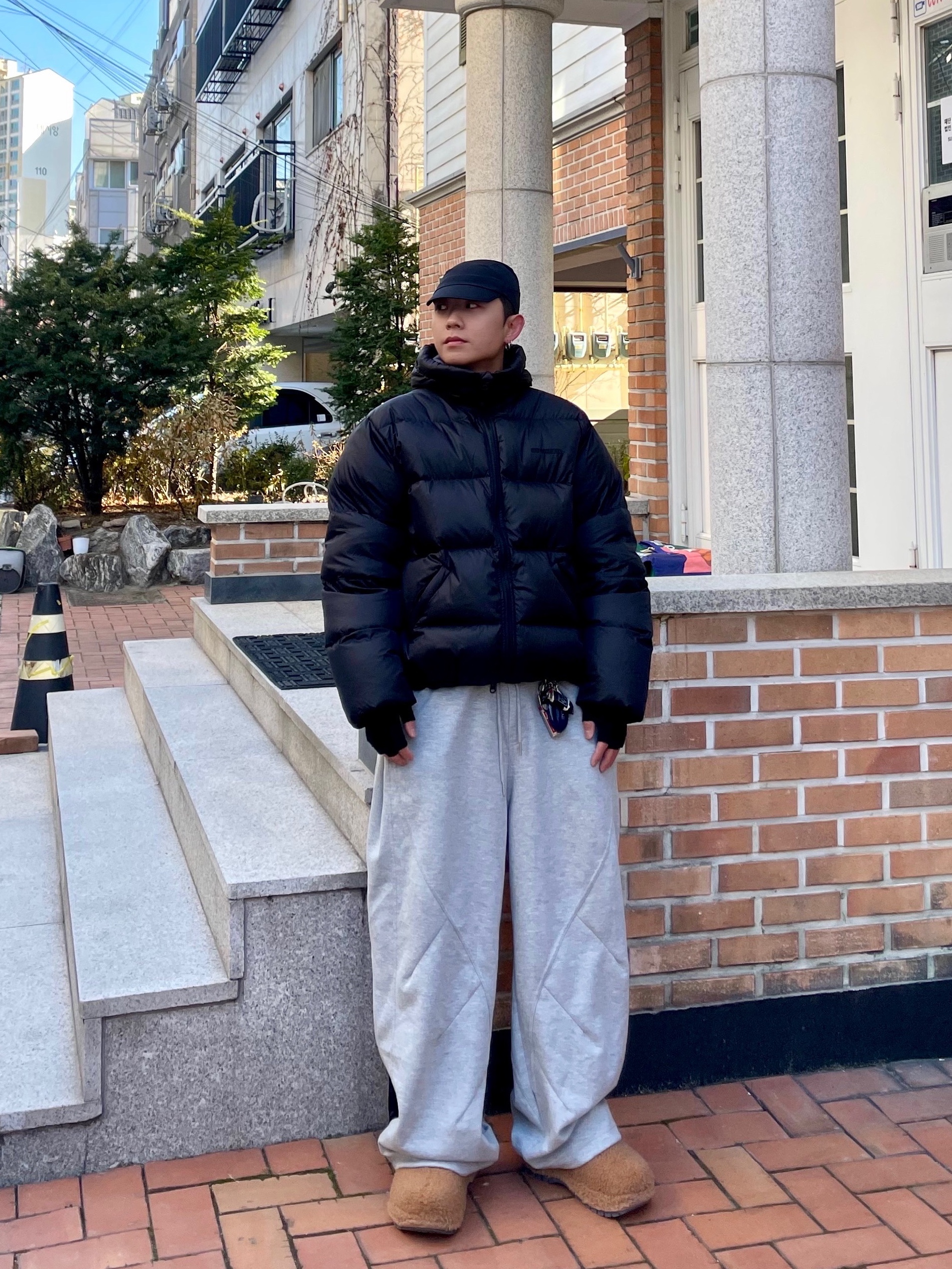 QT8 GARMENTS Duck Down Heavyweight Hoodie Jacket Black 착용 스타일 - 1