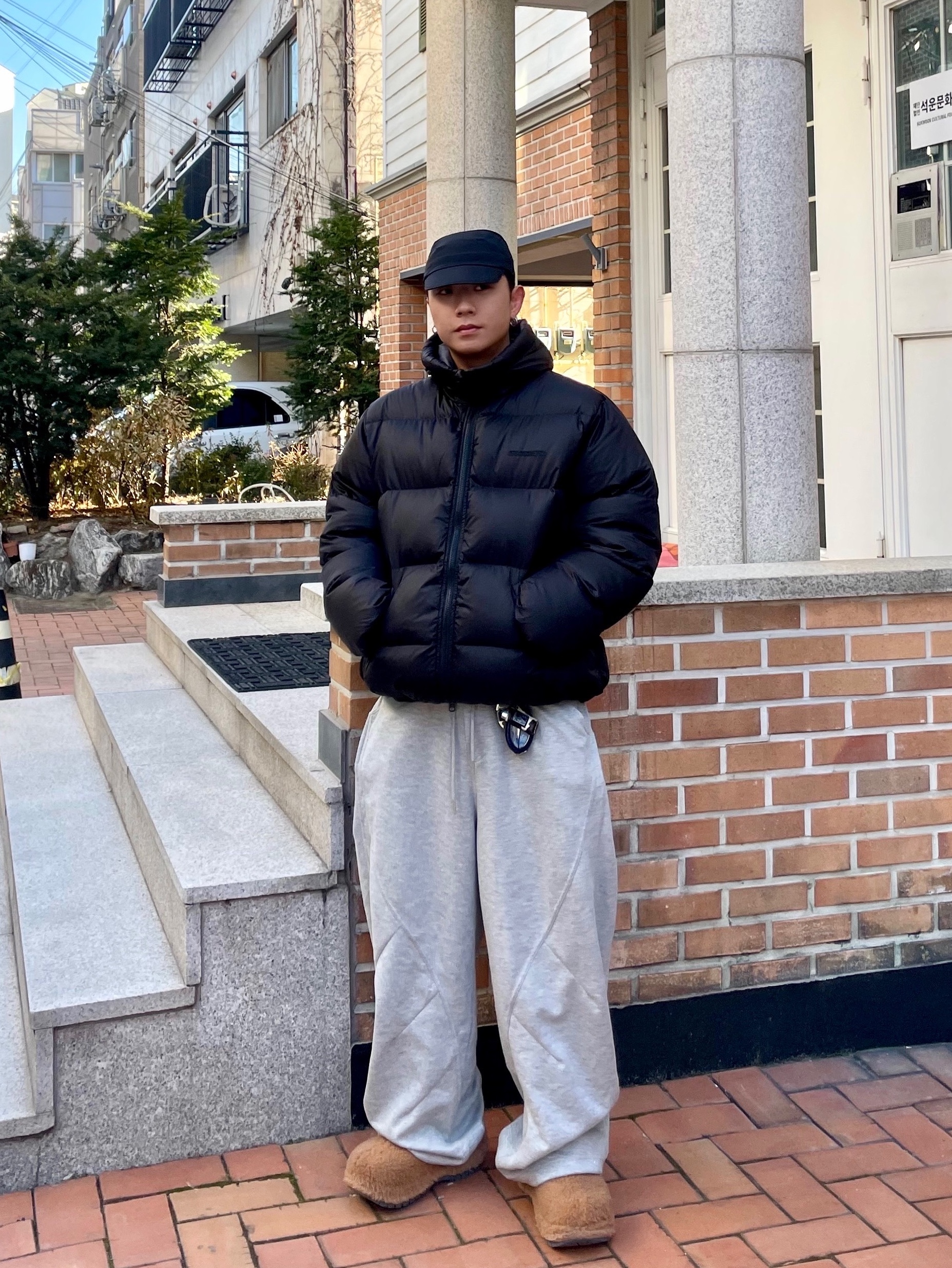 QT8 GARMENTS Duck Down Heavyweight Hoodie Jacket Black 착용 스타일 - 2