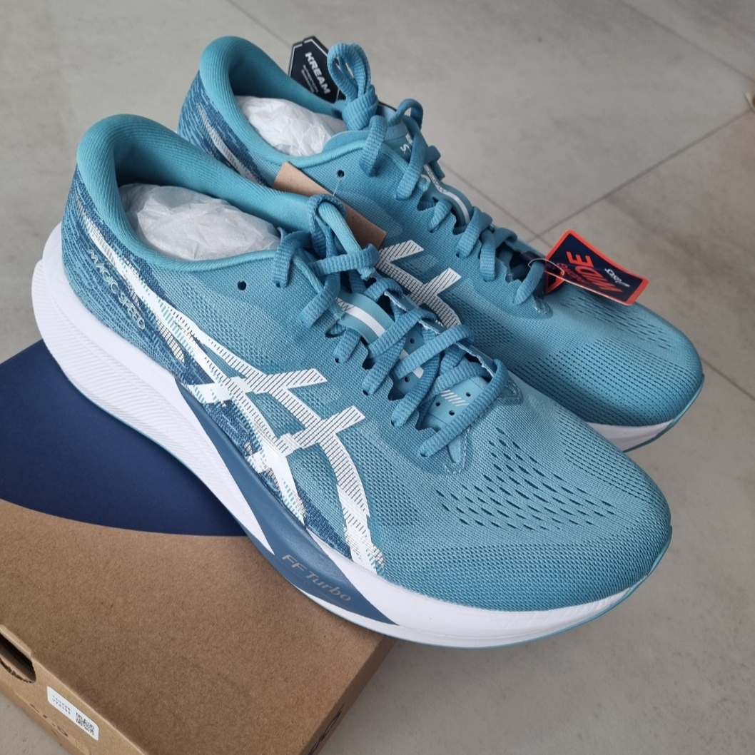 Asics Magic Speed 4 Stillwater White - 2E Wide 착용 스타일 - 2
