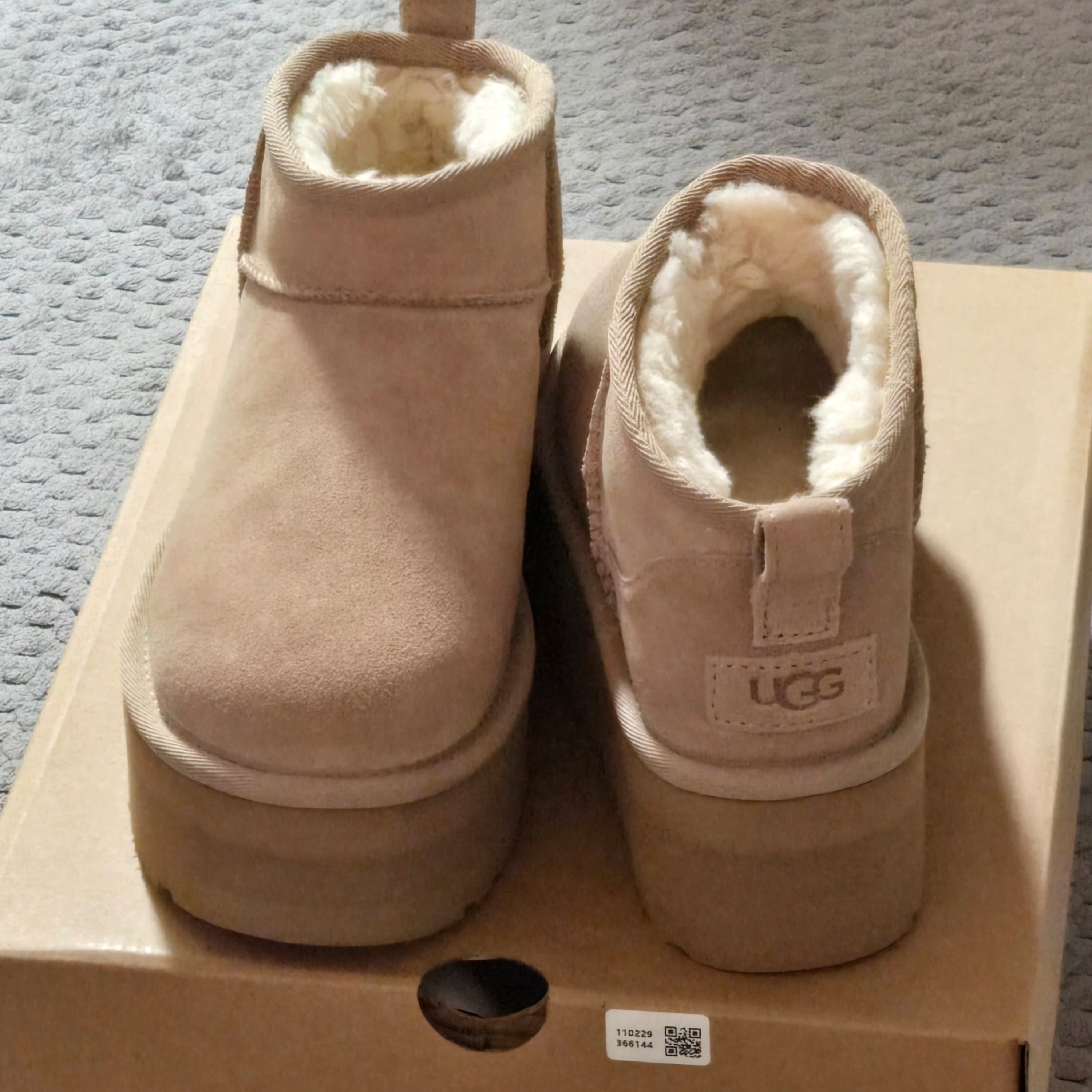 (W) UGG Classic Ultra Mini Platform Sand 착용 스타일 - 2