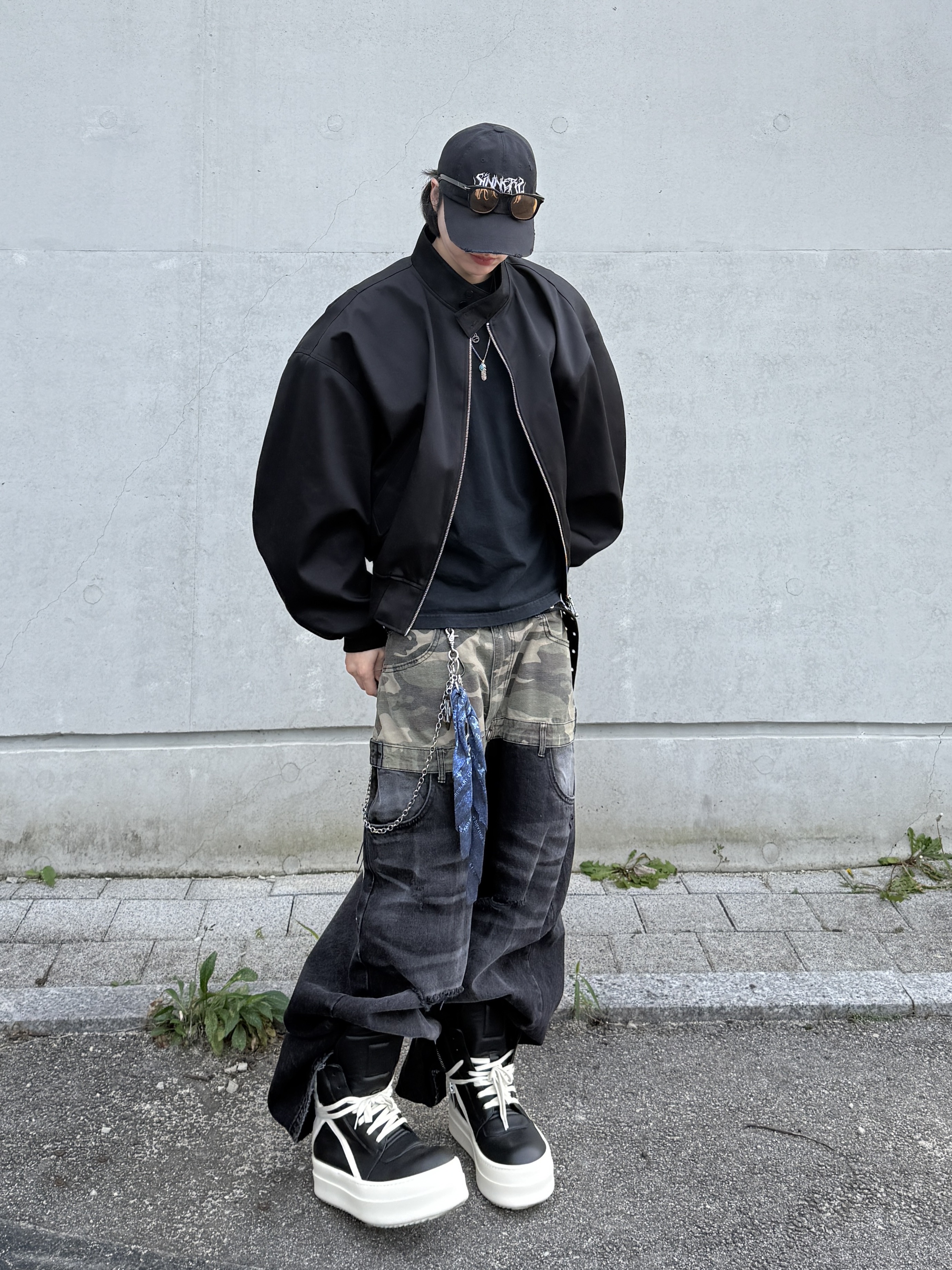 Rick Owens Hollywood Mega Bumper Geobasket in Full Grain Calf Leather Black Milk 착용 스타일 - 6