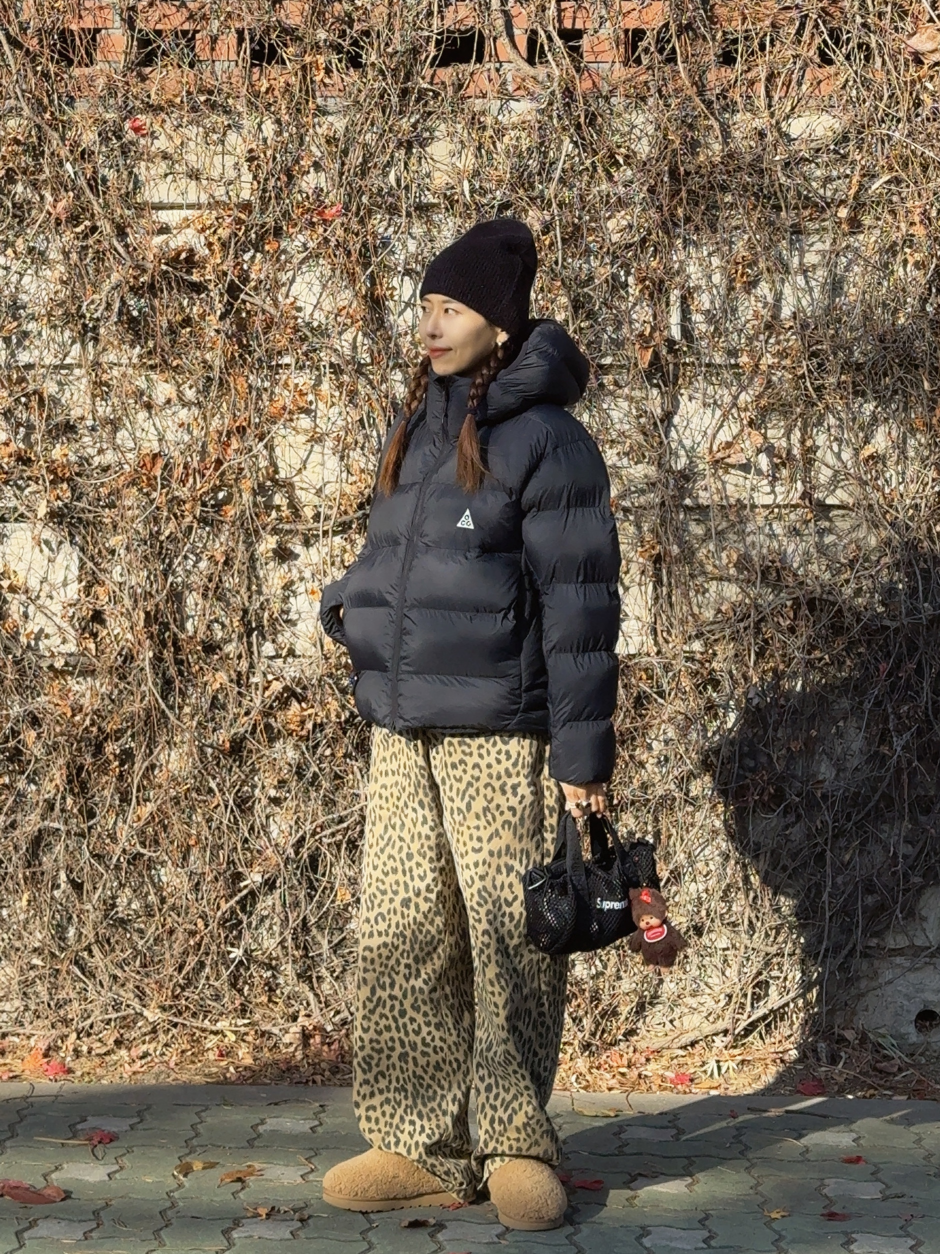 (W) Nike ACG Lunar Lake Primaloft Therma-Fit ADV Loose Hooded Jacket Black Summit White - Asia, (W) UGG Maxi Curly Tasman Slipper Chestnut 착용 스타일 - 2