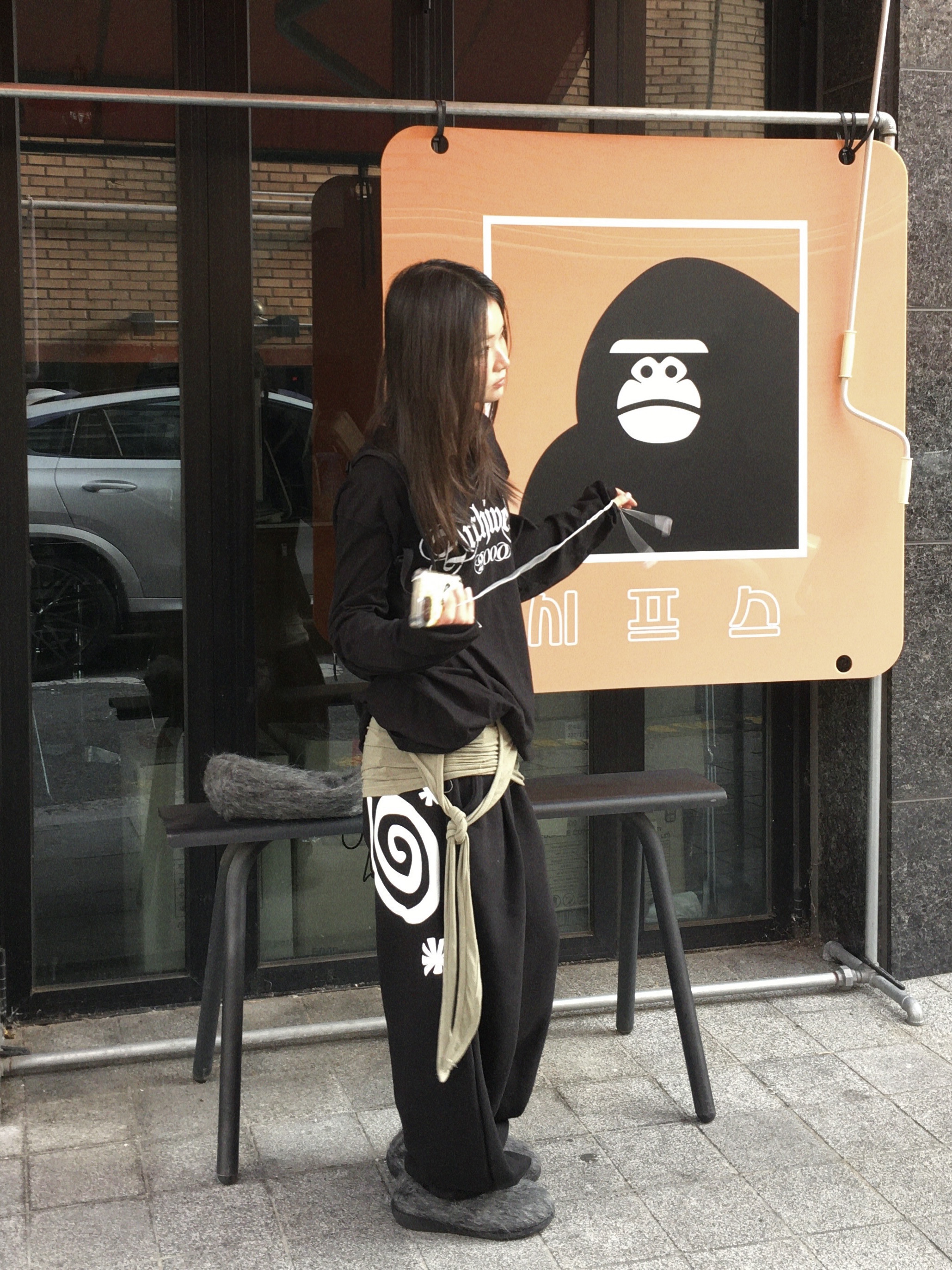 AMOU Molly One Tuck Sweat Pants Black 착용 스타일 - 5