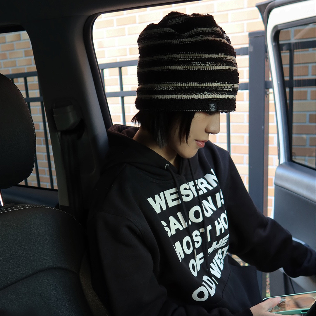 Thevinylhouse Typo Hoodie Black 착용 스타일